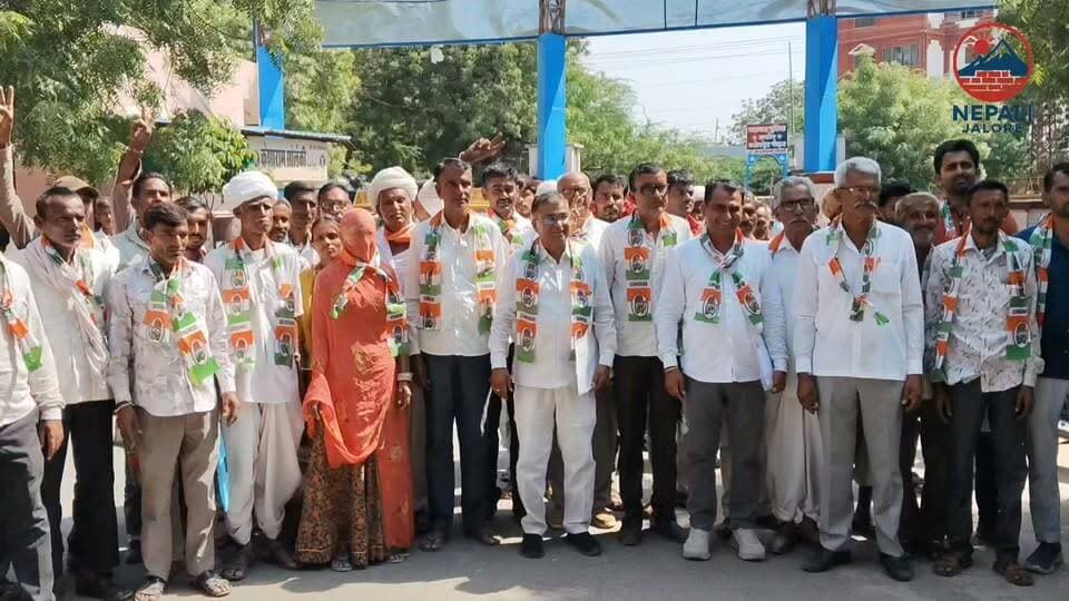 जिला परिषद सदस्यों के लिए तीसरे दिन 44 नामांकन हुए प्रस्तुत, पंचायत समिति सदस्यों के लिए द्वितीय चरण हेतु जिले में अब तक 372 व्यक्तियों द्वारा 428 नामांकन पत्र दाखिल : जालोर। पंचायतीराज चुनाव 2026 के तहत गुरूवार को जिला परिषद सदस्य के निर्वाचन के लिए जिले के विभिन्न वार्डों में 44 नामांकन पत्र जमा करवाए गए। वहीं द्वितीय चरण के तहत पंचायत समिति सदस्यों के लिए आहोर पंचायत समिति में 25 व्यक्तियों द्वारा 32 नामांकन पत्र, भाद्राजून पंचायत समिति में 27 व्यक्तियों द्वारा 30 नामांकन, भीनमाल पंचायत समिति में 19 व्यक्तियों द्वारा 22 नामांकन, जालोर पंचायत समिति में 19 व्यक्तियों द्वारा 24 नामांकन, जसवंतपुरा पंचायत समिति में 4 व्यक्तियों द्वारा 4 नामांकन, सायला पंचायत समिति में 17 व्यक्तियों द्वारा 19 नामांकन, उम्मेदाबाद पंचायत समिति में 37 व्यक्तियों द्वारा 45 नामांकन संबंधित रिटर्निंग अधिकारी को प्रस्तुत किए गए। जिले में अब तक पंचायत समितियों के द्वितीय चरण के पंचायत समिति सदस्यों के निर्वाचन हेतु कुल 372 व्यक्तियों द्वारा 428 नामांकन पत्र प्रस्तुत किए गए।