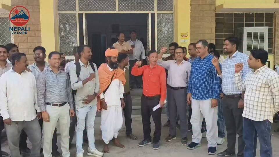 11 सूत्री मांगों को लेकर विद्युत कर्मचारियों का धरना-प्रदर्शन : जालोर में विद्युत श्रमिक संगठनों से जुड़े कर्मचारियों ने गुरुवार को एसई कार्यालय के सामने धरना देकर नारेबाजी की। कर्मचारियों ने इंटर डिस्कॉम ट्रांसफर पॉलिसी लागू करने और वर्ष 1996 से 2019 के बीच नियुक्त तकनीकी कर्मचारियों को एलडीसी बनाने की मांग उठाई। इंजीनियर सुपरवाइजर व सूचना सहायकों के प्रमोशन चैनल बनाने और वर्ष 2004 से पूर्व नियुक्त कर्मचारियों को आरजीएचएस में शामिल करने की मांग भी की। पांचों विद्युत कंपनियों में संस्थापन अधिकारी का पद सृजित करने सहित 11 सूत्री मांग पत्र अधीक्षण अभियंता के माध्यम से एमडी जोधपुर डिस्कॉम को भेजा। इस दौरान प्रदर्शन में नवरत्नमल कुमावत, विनोद कुमार आर्य, दिलीप कुमार मकवाना सहित जिलेभर से आए सैकड़ों विद्युत कर्मचारी शामिल हुए।