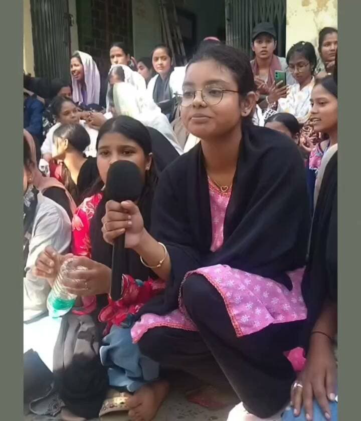 मारवाड़ी कॉलेज किशनगंज। एग्जाम सेंटर दूर होने से नाराज छात्र, सुनिए