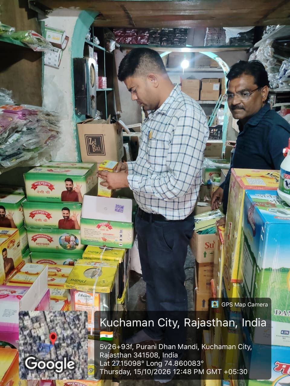 *खाद्य सुरक्षा विभाग की बड़ी कार्रवाई, 67 किलो खाद्य सामग्री करवाई नष्ट*
डीडवाना-कुचामन 15 अक्टूबर।
खाद्य सुरक्षा विभाग द्वारा जिले में खाद्य पदार्थों की गुणवत्ता एवं जनस्वास्थ्य को ध्यान में रखते हुए गुरुवार को बड़ी कार्रवाई की गई। खाद्य सुरक्षा आयुक्त अविचल चतुर्वेदी के निर्देशानुसार तथा अभिहित अधिकारी एवं मुख्य चिकित्सा एवं स्वास्थ्य अधिकारी डॉ. नरेंद्र चौधरी के निर्देशन में की गई इस कार्रवाई के दौरान मौके पर 67 किलोग्राम अवधि पार खाद्य सामग्री का निस्तारण किया गया।
कार्रवाई के दौरान खाद्य सुरक्षा अधिकारियों की टीम ने कुचामन स्थित कृष्णा ट्रेडर्स एवं सिद्धि विनायक डिस्ट्रीब्यूटर,प्रतिष्ठान पर उपलब्ध खाद्य सामग्री की जांच की। खाद्य पदार्थों की गुणवत्ता सुनिश्चित करने के लिए आवश्यक नमूने भी लिए गए। इसके साथ ही संबंधित प्रतिष्ठान को कमियों में सुधार के लिए इम्प्रूवमेंट नोटिस जारी किया गया।
खाद्य सुरक्षा विभाग की इस कार्रवाई का उद्देश्य आमजन को सुरक्षित एवं गुणवत्तापूर्ण खाद्य सामग्री उपलब्ध कराना तथा खाद्य पदार्थों में मिलावट एवं दूषित खाद्य सामग्री की बिक्री पर प्रभावी अंकुश लगाना है।
खाद्य सुरक्षा विभाग द्वारा आमजन के स्वास्थ्य की सुरक्षा के लिए खाद्य प्रतिष्ठानों का निरीक्षण एवं मिलावट के विरुद्ध कार्रवाई लगातार जारी रखी जा रही है।