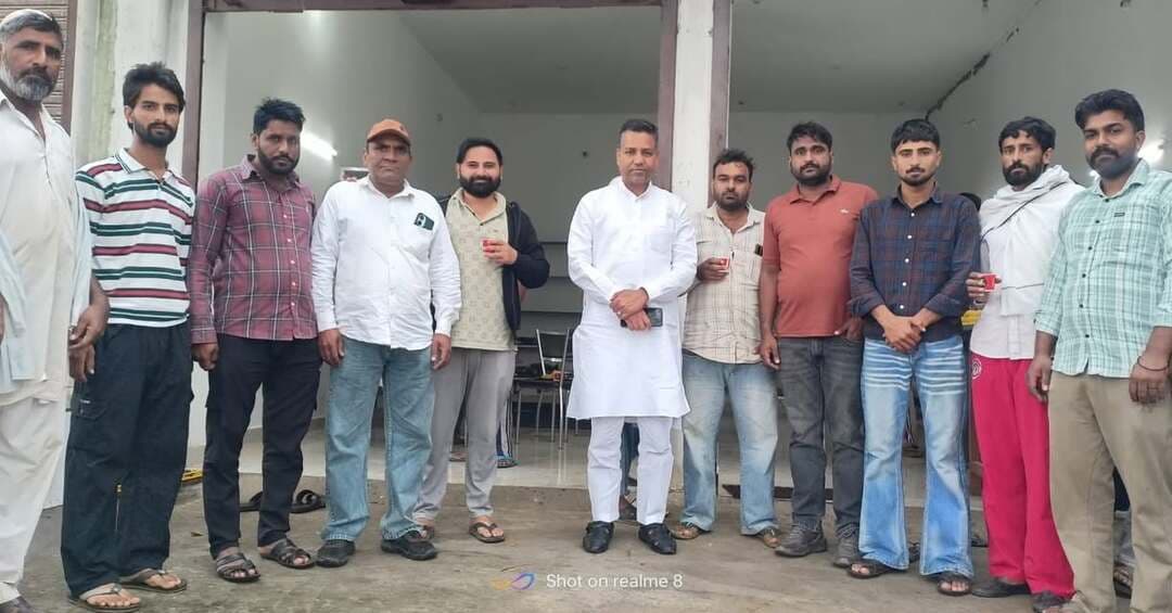 साढौरा विधानसभा की सड़कें पूरी तरह जर्जर, लोगों को हो रही परेशानी: बृजपाल छप्पर
चाय कार्यक्रम और सामाजिक आयोजनों के जरिए ग्रामीणों के बीच पहुंचे बसपा के पूर्व प्रत्याशी
साढौरा (राष्ट्रीय कदम) ब्यूरो: बसपा के पूर्व प्रत्याशी बृजपाल छप्पर ने 15 अक्टूबर को अपने जनसंपर्क अभियान के तहत साढौरा विधानसभा क्षेत्र के विभिन्न गांवों का दौरा किया। इस दौरान वे गांव कोटला, मिर्जापुर, बिलासपुर, मिल्क खास, ब्राह्मण खेड़ा, तलाकौर और सबीलपुर में आयोजित चाय कार्यक्रमों एवं अन्य सामाजिक कार्यक्रमों में शामिल हुए। उन्होंने ग्रामीणों से मुलाकात कर उनके साथ बातचीत की और क्षेत्र की समस्याओं के बारे में जानकारी ली।
इस दौरान बृजपाल छप्पर ने साढौरा विधानसभा क्षेत्र की सड़कों की बदहाल स्थिति का मुद्दा उठाया। उन्होंने कहा कि विधानसभा क्षेत्र की सभी सड़कें पूरी तरह टूट चुकी हैं, जिसके कारण लोगों को आवागमन में परेशानी का सामना करना पड़ रहा है। उन्होंने क्षेत्र की सड़कों की स्थिति में सुधार करने और संबंधित समस्याओं पर ध्यान देने की जरूरत बताई।
बृजपाल छप्पर ने कहा कि वे लगातार क्षेत्र के गांवों में जाकर लोगों के बीच समय बिता रहे हैं और सामाजिक कार्यक्रमों के माध्यम से ग्रामीणों से जुड़े हुए हैं। जनसंपर्क के दौरान क्षेत्र के विकास और लोगों की समस्याओं को लेकर भी चर्चा की जा रही है।