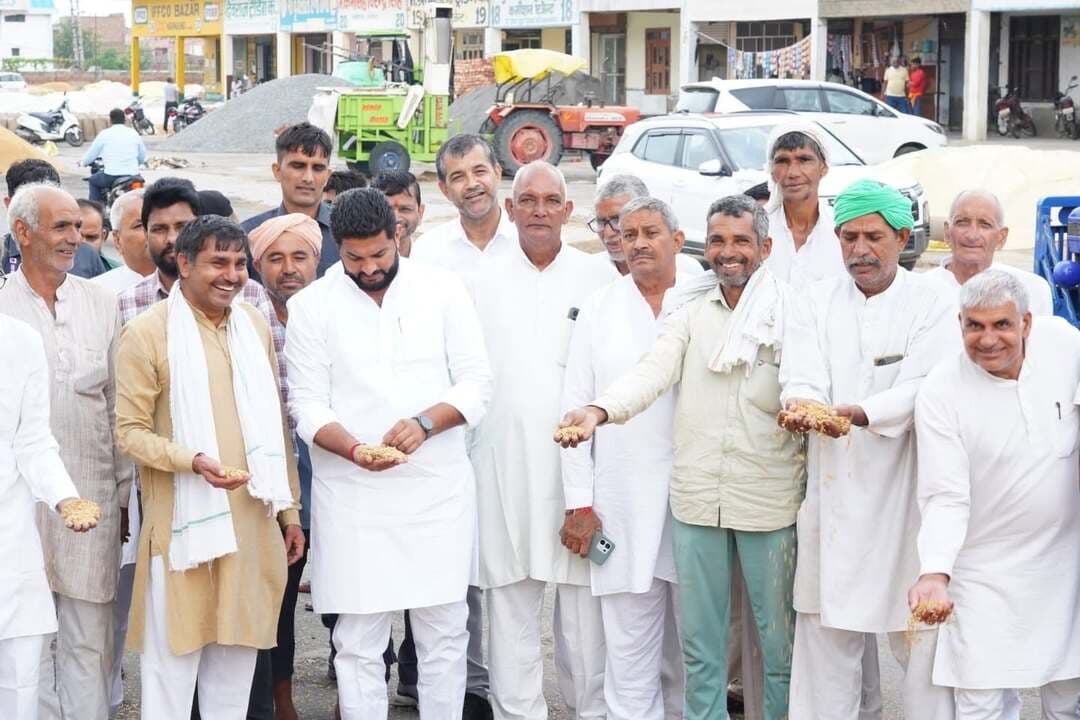 नारनौंद अनाज मंडी में पहुंचे विधायक जस्सी पेटवाड़, अधिकारियों के साथ शुरू करवाया धान का उठान
धान खरीद में देरी और उठान की अव्यवस्था पर सरकार को घेरा, नमी की सीमा 20 प्रतिशत करने की मांग
नारनौंद, 15 अक्टूबर। (राष्ट्रीय कदम) ब्यूरो: नारनौंद के विधायक जस्सी पेटवाड़ बुधवार को अधिकारियों के साथ नारनौंद अनाज मंडी पहुंचे और धान की उठान प्रक्रिया शुरू करवाई। इस दौरान डीएम वेयरहाउस, मंडी सचिव, डीएफएससी हांसी सहित संबंधित अधिकारी मौजूद रहे। विधायक ने मंडी में धान की खरीद और उठान की व्यवस्था का जायजा लेते हुए किसानों व आढ़तियों को आ रही परेशानियों का मुद्दा उठाया।
विधायक जस्सी पेटवाड़ ने धान खरीद और उठान में देरी को लेकर भाजपा सरकार पर निशाना साधा। उन्होंने कहा कि सरकार ने 25 सितंबर से फसल खरीद शुरू करने के दावे किए थे, लेकिन खरीद प्रक्रिया 11 अक्टूबर से शुरू हुई। इसके बावजूद 15 अक्टूबर तक मंडी में उठान की व्यवस्था सुचारू नहीं हो पाई। ऐसे में उन्हें स्वयं मंडी पहुंचकर अधिकारियों के साथ उठान शुरू करवाना पड़ा।
बारिश से भीगी फसल, किसानों और आढ़तियों को नुकसान
जस्सी पेटवाड़ ने कहा कि सरकारी अव्यवस्थाओं के कारण मंडी में पड़ी धान की फसल बारिश में भीग गई, जिससे किसानों और आढ़तियों को परेशानियों का सामना करना पड़ रहा है। उन्होंने कहा कि किसान दिन-रात मेहनत करके अपनी फसल मंडी तक पहुंचाते हैं, लेकिन समय पर खरीद और उठान नहीं होने के कारण उन्हें आर्थिक नुकसान झेलना पड़ रहा है। सरकार को जल्द से जल्द व्यवस्थाओं में सुधार कर धान की खरीद और उठान सुनिश्चित करना चाहिए।
धान में नमी की सीमा 20 प्रतिशत करने की मांग
विधायक ने सरकार से मांग की कि धान में नमी की निर्धारित सीमा 17 प्रतिशत से बढ़ाकर 20 प्रतिशत की जाए, ताकि किसानों को फसल बेचने में परेशानी न हो और उन्हें प्रति क्विंटल 300 से 400 रुपये तक के संभावित नुकसान से बचाया जा सके।
उन्होंने धान मिलिंग से जुड़े नियमों में बदलाव की मांग करते हुए कहा कि 67 किलो धान से चावल की मिलिंग संबंधी निर्धारित व्यवस्था में संशोधन कर इसे 57-58 किलो किया जाए, ताकि मिलर धान खरीदने के लिए आगे आएं। इससे किसानों, आढ़तियों और मिलरों को राहत मिल सकेगी।
पूरी फसल एमएसपी पर खरीदने की मांग
जस्सी पेटवाड़ ने सरकार से मांग की कि किसानों की पूरी धान की फसल न्यूनतम समर्थन मूल्य (एमएसपी) पर खरीदी जाए। उन्होंने कहा कि मंडियों में खरीद और उठान की व्यवस्था दुरुस्त करना सरकार की जिम्मेदारी है। किसानों को अपनी फसल बेचने के लिए परेशान न होना पड़े, इसके लिए सभी संबंधित विभागों को मिलकर काम करना चाहिए।
