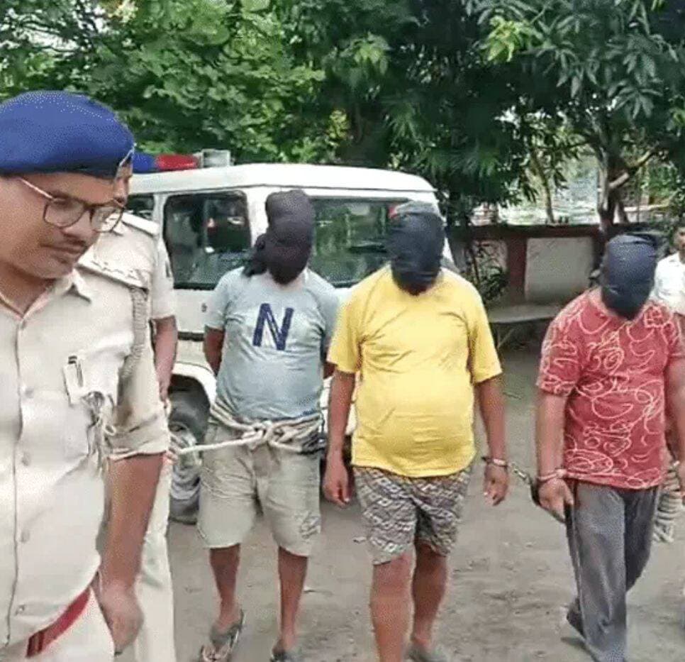 मुजफ्फरपुर में चोरी-छिनतई गिरोह का खुलासा, 3 गिरफ्तार: मकान मालिक भी शामिल; किराए के बदले लेता था वारदात में हिस्सेदारी
पूरी खबर कमेंट बॉक्स में पढ़ें
