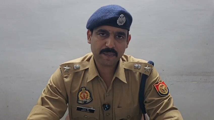 प्रयागराज में जमीनी विवाद के कारण अधिवक्ता की हत्या की गई है, इस घटना में शामिल मुख्य अपराधी को गिरफ्तार किया गया है, तथा उसके कब्जे से लाइसेंस पिस्तौल बरामद की गई है, अन्य आरोपियों की गिरफ्तारी के लिए तीन टीम का गठन किया गया है जल्द ही खुलासा किया जाएगा।
सागर जैन DCP सिटी कमिश्नरेट प्रयागराज।
#prayagrajnews #prayagrajallahabad #prayagrajpolice