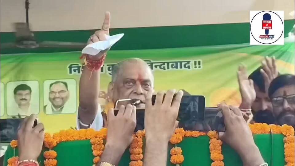 बाढ़ के अगवानपुर में नीरज कुमार के समर्थन में जुटे NDA के दिग्गज नेता, निशांत कुमार ने गिनाईं नीतीश सरकार की उपलब्धियां
**एमएलसी चुनाव को लेकर एनडीए ने दिखाई एकजुटता, नीरज कुमार बोले- नीतीश कुमार पर हमला करने वालों को अपने अंदाज में देंगे जवाब**
**बाढ़।** पटना स्नातक निर्वाचन क्षेत्र से बिहार विधान परिषद के चुनाव को लेकर राजनीतिक सरगर्मी तेज हो गई है। इसी क्रम में बाढ़ के अगवानपुर में एनडीए समर्थित जदयू प्रत्याशी नीरज कुमार के समर्थन में चुनावी प्रचार अभियान चलाया गया। इस दौरान एनडीए के कई वरिष्ठ मंत्री और नेता पहुंचे। नेताओं ने एकजुटता का प्रदर्शन करते हुए स्नातक मतदाताओं से नीरज कुमार के पक्ष में मतदान करने की अपील की।
जनसभा को संबोधित करते हुए जदयू प्रत्याशी नीरज कुमार ने मुख्यमंत्री नीतीश कुमार के प्रति अपनी प्रतिबद्धता जताई। उन्होंने कहा कि नीतीश कुमार पर राजनीतिक हमला करने वाला चाहे उनकी अपनी पार्टी का हो, सहयोगी दल का हो या फिर विपक्ष का, उसे जवाब देने से नीरज कुमार पीछे नहीं हटेंगे। उन्होंने अपने अंदाज में कहा कि ऐसे लोगों पर उनका ‘विषैला तीर’ चलने से कोई नहीं रोक सकता।
नीरज कुमार ने बाढ़ की धरती को नीतीश कुमार की कर्मभूमि बताते हुए कहा कि मुख्यमंत्री का इस क्षेत्र से पुराना राजनीतिक जुड़ाव रहा है। उन्होंने दावा किया कि नीतीश कुमार ने अपने कार्यकाल में ऐसा कोई काम नहीं किया, जिससे जनता को शर्मिंदगी महसूस करनी पड़े। उन्होंने यह भी कहा कि उनके पास धनबल और बाहुबल नहीं, बल्कि कार्यकर्ताओं का समर्थन और उनकी ताकत है।
अपने ऊपर लगाए गए आरोपों और चरित्र हनन के प्रयासों का जिक्र करते हुए नीरज कुमार ने कहा कि उनकी छवि को नुकसान पहुंचाने की कोशिश की गई, लेकिन कोई उनका चरित्र हनन नहीं कर सकता। इस दौरान उन्होंने बिना नाम लिए अनंत सिंह पर भी अप्रत्यक्ष रूप से कटाक्ष किया। उन्होंने कहा कि किसी को कोई नहीं फंसाता, बल्कि व्यक्ति के अपने कर्म ही उसे मुश्किलों में डालते हैं। अपने बयान में उन्होंने ललन सिंह और आरसीपी सिंह का भी उल्लेख किया।
वहीं, निशांत कुमार ने अपने संबोधन में पूर्व मुख्यमंत्री नीतीश कुमार के शासनकाल में हुए विकास कार्यों का जिक्र किया। उन्होंने वर्ष 2005 से पहले और उसके बाद बिहार में हुए बदलावों की तुलना करते हुए कहा कि पहले बाढ़ में बिजली की समस्या रहती थी, जबकि अब लोगों को बिजली उपलब्ध है। उन्होंने शिक्षा के क्षेत्र में नीतीश कुमार के योगदान का उल्लेख करते हुए उनके कार्यों की सराहना की।
कार्यक्रम के दौरान एनडीए नेताओं ने मतदाताओं से एकजुट होकर नीरज कुमार के पक्ष में मतदान करने की अपील की। चुनाव प्रचार के इस कार्यक्रम को पटना स्नातक निर्वाचन क्षेत्र में एनडीए की एकजुटता और प्रत्याशी के समर्थन में जनसंपर्क अभियान के तौर पर देखा जा रहा है।