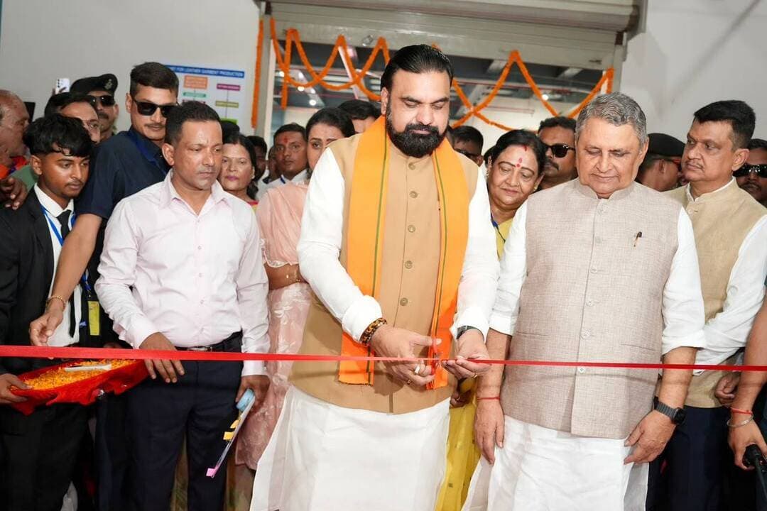 माननीय मुख्यमंत्री ने मुजफ्फरपुर के मोतीपुर में औद्योगिक क्षेत्र महवल में स्थित मेगा लेदर, फुटवियर एवं एक्सेसरीज क्लस्टर और सुविधा केंद्र का किया उद्घाटन
बिहार बनेगा उद्योगों का हब, 2030 तक प्रदेश के युवाओं को राज्य में ही मिलेगा रोजगार :-मुख्यमंत्री
मुख्य बिंदु-
2030 तक बिहार में ही रोजगार देने का लक्ष्य। सरकार निवेशकों के प्रस्तावों का परीक्षण करेगी और जरूरत के अनुसार 30 दिनों के भीतर संबंधित क्षेत्र के लिए नीति बनाने की दिशा में काम करेगी।
मुजफ्फरपुर से पटना और पटना से गया तक रैपिड रेल चलाने की योजना पर होगा काम, 2030 से पहले 1,000 मेगावाट क्षमता का डेटा सेंटर विकसित करने का लक्ष्य ।
मुख्यमंत्री ने कॉमन फैसिलिटी सेंटर का उद्घाटन एवं भ्रमण किया। साथ ही, औद्योगिक इकाइयों को शेड एवं भूमि आवंटन पत्र वितरित किया गया। मुख्यमंत्री के समक्ष उद्योग विभाग और फुटवियर डिजाइन एंड डेवलपमेंट इंस्टीट्यूट (FDDI) के साथ समझौता ज्ञापन (MoU) पर हस्ताक्षर किए गए।
पटना, 15 अक्टूबर 2026 मुख्यमंत्री श्री सम्राट चौधरी ने आज मुजफ्फरपुर जिला के मोतीपुर प्रखंड के औद्योगिक क्षेत्र महवल में 140.95 करोड़ की लागत मेगा लेदर, फुटवियर एवं एक्सेसरीज क्लस्टर तथा साझा सुविधा केंद्र का उद्घाटन किया। इस दौरान क्लस्टर में उपलब्ध करायी गयी विभिन्न सुविधाओं का भ्रमण कर व्यवस्थाओं का जायजा लिया तथा वहां लगे विभिन्न स्टॉलों का निरीक्षण किया। कार्यक्रम के प्रारंभ में मुख्यमंत्री ने कॉमन फैसिलिटी सेंटर का उद्घाटन एवं भ्रमण किया। साथ ही, औद्योगिक इकाइयों को शेड एवं भूमि आवंटन पत्र वितरित किए गए। मुख्यमंत्री के समक्ष उद्योग विभाग और फुटवियर डिजाइन एंड डेवलपमेंट इंस्टीट्यूट (FDDI) के साथ समझौता ज्ञापन (MoU) पर हस्ताक्षर किए गए।
कार्यक्रम के दौरान मुख्यमंत्री ने अपने संबोधन में कहा कि बिहार में उद्योगों की स्थापना, निवेश को प्रोत्साहन, रोजगार सृजन और आधारभूत संरचना के विस्तार से राज्य की अर्थव्यवस्था को नई मजबूती मिलेगी। बिहार के लोगों में काम करने की क्षमता और प्रतिभा है। जरूरत इस बात की है कि उन्हें अपने ही राज्य में रोजगार और उद्यम के पर्याप्त अवसर उपलब्ध कराए जाएं। उन्होंने कहा कि वर्ष 2030 से पहले बिहार से बाहर मजदूरी करने जाने वाले लोगों को हर हाल में राज्य में ही रोजगार उपलब्ध कराने का लक्ष्य है। इसके लिए राज्य में उद्योगों का व्यापक नेटवर्क विकसित किया जाएगा।
मुख्यमंत्री ने कहा कि मुजफ्फरपुर से पटना और पटना से गयाजी तक रैपिड रेल चलाने की योजना पर भी काम किया जा रहा है। उन्होंने वर्ष 2030 से पहले 1,000 मेगावाट क्षमता का डेटा सेंटर विकसित करने का लक्ष्य दोहराते हुए कहा कि इससे बिहार में बड़े पैमाने पर निवेश आने की संभावना है। उन्होंने कहा कि प्रधानमंत्री आदरणीय श्री नरेंद्र मोदी जी के नेतृत्व में वर्ष 2047 तक विकसित भारत का लक्ष्य निर्धारित किया गया है। पूर्व मुख्यमंत्री आदरणीय श्री नीतीश कुमार जी ने समृद्ध बिहार की कल्पना की थी। अब पूरी टीम मिलकर उस परिकल्पना को धरातल पर उतारने और बिहार को आर्थिक रूप से मजबूत बनाने की दिशा में काम कर रही है। विकसित भारत का सपना तभी पूरा होगा, जब बिहार समृद्ध होगा।
मुख्यमंत्री ने कहा कि राज्य सरकार उद्योगों को बढ़ावा देने के लिए लगातार नई नीतियां बना रही है। पिछले दो वर्षों में विभिन्न क्षेत्रों में उद्योगपतियों की मांग के अनुरूप नीतियों को आगे बढ़ाया गया है। पिछले पांच-छह महीनों में सेमीकंडक्टर और नवीकरणीय ऊर्जा सहित विभिन्न क्षेत्रों से जुड़ी नीतियों पर भी काम किया गया है। उन्होंने उद्योगपतियों से बिहार में निवेश के लिए प्रस्ताव देने की अपील करते हुए कहा कि सरकार उन प्रस्तावों का परीक्षण करेगी और जरूरत के अनुसार 30 दिनों के भीतर संबंधित क्षेत्र के लिए नीति बनाने की दिशा में काम करेगी। सरकार की प्राथमिकता केवल औद्योगिक प्रस्ताव तैयार करना नहीं, बल्कि राज्य में वास्तविक रूप से कारखाने स्थापित करना है, ताकि बिहार के लोगों को रोजगार मिल सके। राज्य सरकार एम०एस०एम०ई०, भारी उद्योग और अन्य औद्योगिक क्षेत्रों को बढ़ावा दे रही है।
मुख्यमंत्री ने कहा कि लगभग 12 लाख लोग आज भी बिहार से बाहर मजदूरी करने जाते हैं। सरकार का लक्ष्य है कि वर्ष 2030 से पहले ऐसे लोगों को बिहार में ही रोजगार उपलब्ध कराया जाए। उन्होंने कहा कि जो लोग बेहतर शिक्षा, नौकरी या उद्योग-व्यवसाय के सिलसिले में बाहर गए हैं, वे बिहार की अर्थव्यवस्था को मजबूत बनाने में सक्रिय भागीदारी निभाएं। बिहार में डिजिटल आधारभूत संरचना और डेटा सेंटर के क्षेत्र में बड़ी संभावनाएं हैं। हाल ही में पटना में कंट्रोल एस (Ctrls) के 12 मेगावाट क्षमता वाले डेटा सेंटर का उद्घाटन हुआ है और यह काम करना शुरू कर चुका है। उन्होंने कहा कि केवल 12 मेगावाट क्षमता तक सीमित रहने से काम नहीं चलेगा। राज्य में इस क्षेत्र का बड़े पैमाने पर विस्तार करना होगा। सरकार का लक्ष्य है कि वर्ष 2030 से पहले बिहार में 1,000 मेगावाट क्षमता का डेटा सेंटर विकसित किया जाए। इस लक्ष्य को हासिल करने पर डेटा सेंटर क्षेत्र के माध्यम से लगभग 10 लाख करोड़ रुपये के निवेश की संभावना बन सकती है। 50 मेगावाट या 100 मेगावाट क्षमता वाले डेटा सेंटर भी यदि सुचारु रूप से काम करने लगें, तो राज्य को हजारों करोड़ रुपये का राजस्व प्राप्त हो सकता है। इससे अर्थव्यवस्था को मजबूती मिलेगी और औद्योगिक विकास के नए रास्ते खुलेंगे।
मुख्यमंत्री ने बिहार में बिजली की उपलब्धता और आधारभूत संरचना के विकास का उल्लेख करते हुए कहा कि एक समय राज्य में बिजली की खपत 500 मेगावाट भी नहीं थी, जबकि आज यह लगभग 10,000 मेगावाट तक पहुंच गई है। अगले पांच वर्षों में औद्योगिक क्षेत्र को लगभग 10,000 मेगावाट बिजली उपलब्ध कराने का लक्ष्य है। इससे उद्योगों का विस्तार होगा और बिहार की अर्थव्यवस्था मजबूत होगी। उन्होंने कहा कि बिहार में सबसे अधिक ग्रामीण सड़कों के निर्माण की दिशा में उल्लेखनीय काम हुआ है। गांव-गांव तक सड़क और बिजली पहुंचाने के बाद अब औद्योगिक विकास को गति देना समय की मांग है। बिहार के पानी और यहां की युवा शक्ति को राज्य के विकास से जोड़ना होगा। मुजफ्फरपुर में
हवाई संपर्कता को बढ़ावा देने के लिये यहां एयरपोर्ट के निर्माण से संबंधित काम शुरू हो चुका है और लगभग 10 प्रतिशत से अधिक काम हो चुके हैं। राज्य में कई अन्य हवाई अड्डों के विकास पर भी काम किया जा रहा है। उन्होंने कहा कि मुजफ्फरपुर के पताही में अंतर्राष्ट्रीय हवाई अड्डे के निर्माण की दिशा में काम हो रहा है। शहर में ऐसी व्यवस्था विकसित करने का प्रयास है, जिससे यहां के उत्पादों की पैकेजिंग और विपणन की प्रक्रिया स्थानीय स्तर पर पूरी की जा सके और सामान सीधे देश-विदेश के बाजारों तक भेजा जा सके। मुजफ्फरपुर में ड्राई पोर्ट जैसी सुविधाएं विकसित होने से कारोबारियों को अपने उत्पाद दूसरे शहरों तक ले जाने के लिए अतिरिक्त व्यवस्था पर निर्भर नहीं रहना पड़ेगा। इससे स्थानीय उद्योगों को लाभ मिलेगा और निर्यात की संभावनाएं बढ़ेंगी।
मुख्यमंत्री ने इंटीग्रेटेड मैन्युफैक्चरिंग क्लस्टर (IMC) का उल्लेख करते हुए कहा कि गया में इसके विकास की प्रक्रिया चल रही है। मुजफ्फरपुर और दरभंगा में भी इस तरह के औद्योगिक क्लस्टर विकसित करने की दिशा में काम किया जाएगा। उन्होंने कहा कि मुजफ्फरपुर, पटना और गया के बीच आवागमन को सुगम बनाने के लिए रैपिड रेल चलाने की योजना पर काम किया जाएगा। इसके तहत मुजफ्फरपुर से पटना और पटना से गया तक तेज रेल संपर्क विकसित करने की संभावना पर विचार किया जा रहा है। इसके शुरू हो जाने से मुजफ्फरपुर से पटना लगभग 30 से 40 मिनट में और गया लगभग एक से डेढ़ घंटे में पहुंचना संभव हो सकेगा।
मुख्यमंत्री ने कहा कि राज्य सरकार युवाओं को स्वरोजगार और उद्यमिता से जोड़ने के लिए आर्थिक सहायता उपलब्ध करा रही है। कुछ दिन पहले पटना के बापू सभागार में उद्योग विभाग की ओर से आयोजित कार्यक्रम में एक साथ लगभग 7,000 लोगों को उद्यमी बनाने की पहल की गई। उन्होंने बताया कि इस योजना के तहत लाभार्थियों को 10 लाख रुपये की सहायता दी जाती है। इसमें पांच लाख रुपये अनुदान के रूप में और शेष पांच लाख रुपये कम ब्याज दर पर उपलब्ध कराए जाते हैं। मुख्यमंत्री ने कहा कि इससे युवाओं को अपना उद्योग शुरू करने और रोजगार सृजित करने का अवसर मिलेगा। उन्होंने कहा कि नई पीढ़ी को उद्योग जगत से जोड़ना सरकार की प्राथमिकता है। उन्होंने युवाओं से अपने शोध और स्टार्टअप संबंधी प्रस्ताव बिहार टेक सहित संबंधित मंचों पर प्रस्तुत करने की अपील की। मुख्यमंत्री ने कहा कि उद्योग विभाग ऐसे प्रस्तावों को सहयोग देने की दिशा में काम करेगा, ताकि युवाओं के नवाचार को व्यावसायिक रूप दिया जा सके।
मुख्यमंत्री ने मुजफ्फरपुर को निवेश के लिए तेजी से उभरता हुआ क्षेत्र बताते हुए कहा कि राज्य के विभिन्न जिलों में निवेश के अवसर हैं, लेकिन मुजफ्फरपुर में उद्योग लगाने के लिए उद्यमियों की विशेष रुचि दिखाई दे रही है। उन्होंने कहा कि पटना के आसपास कई जिले होने के बावजूद मुजफ्फरपुर में कारोबार और उद्योग के लिए अनुकूल वातावरण बन रहा है। उन्होंने जिला प्रशासन को उद्योगों के लिए भूमि उपलब्ध कराने का निर्देश देते हुए कहा कि जमीन आवंटन में किसी प्रकार की कोताही नहीं होनी चाहिए। सरकार उपलब्ध भूमि को विकसित कर उद्योगपतियों को आवंटित करने की दिशा में काम करेगी। उन्होंने कहा कि उद्योगों की स्थापना के लिए जमीन उपलब्ध कराना प्रशासन की महत्वपूर्ण जिम्मेदारी है।
मुख्यमंत्री ने भूमि अधिग्रहण के संबंध में कहा कि यदि कोई व्यक्ति स्वेच्छा से अपनी जमीन सरकार को देना चाहता है, तो उसे निर्धारित राशि से 10 प्रतिशत अधिक भुगतान करने की नीति बनाई गई है। इसका उद्देश्य भूमि उपलब्ध कराने की प्रक्रिया को सुगम बनाना और औद्योगिक परियोजनाओं को गति देना है। उन्होंने कहा कि बिहार की आबादी लगभग 14 करोड़ है, जबकि देश की आबादी लगभग 140 करोड़ है। देश की कुल आबादी का लगभग दसवां हिस्सा बिहार में रहता है। इतनी बड़ी आबादी की जरूरतों को पूरा करने और लोगों को रोजगार देने के लिए उद्योगों का विकास आवश्यक है।
मुख्यमंत्री ने कहा कि मेगा लेदर, फुटवियर एवं एक्सेसरीज क्लस्टर का शुभारंभ बिहार के औद्योगिक विकास की दिशा में महत्वपूर्ण कदम है। उन्होंने इसे राज्य के लिए शुभ अवसर बताते हुए कहा कि लगातार औद्योगिक इकाइयों की स्थापना से बिहार की अर्थव्यवस्था में बदलाव आएगा। मुख्यमंत्री ने लेदर पार्क से जुड़े उद्यमियों और संस्थाओं को बधाई देते हुए कहा कि उद्योग विभाग के माध्यम से विभिन्न कंपनियों के साथ समझौते किए गए हैं जिससे औद्योगिक गतिविधियों को बढ़ावा देने में सहायता मिलेगी।
मुख्यमंत्री ने कहा कि उद्योगों के विकास से रोजगार के अवसर बढ़ेंगे, राज्य के राजस्व में वृद्धि होगी और बिहार आर्थिक रूप से मजबूत बनेगा। उन्होंने सभी उद्योगपतियों से बिहार में निवेश करने और राज्य के विकास में भागीदार बनने की अपील की। उन्होंने कहा कि शहीद जुब्बा सहनी जी के नाम पर मुजफ्फरपुर में वास्तुकला विश्वविद्यालय खोले जाएंगे। उच्च शिक्षा की सुविधाएं बढ़ने से नई पीढ़ी को तकनीकी और व्यावसायिक क्षेत्रों में आगे बढ़ने के अवसर मिलेंगे
मुख्यमंत्री ने नवरात्र की शुभकामनाएं देते हुए कहा कि आज नवरात्र का पांचवां दिन है। मां दुर्गा के पांचवें स्वरूप की पूजा-अर्चना के इस अवसर पर राज्य के विकास और समृद्धि के लिए सभी को मिलकर काम करना चाहिए। उन्होंने कहा कि बिहार को बदलने के लिए उद्योगों का विस्तार, रोजगार सृजन, शिक्षा, परिवहन, बिजली और आधारभूत संरचना का विकास आवश्यक है। सरकार इन सभी क्षेत्रों में काम कर रही है।
मुख्यमंत्री ने कहा कि मुजफ्फरपुर देश-दुनिया के औद्योगिक मानचित्र पर अपनी विशिष्ट पहचान बनाए। एक्सप्रेस-वे, एयरपोर्ट और बेहतर परिवहन संपर्क जैसी सुविधाओं के विकास से मुजफ्फरपुर की आर्थिक गतिविधियों को नई गति मिलेगी। उन्होंने कहा कि बिहार को समृद्ध और विकसित बनाने के लिए सरकार, उद्योग जगत और आम लोगों को मिलकर काम करना होगा।
कार्यक्रम के दौरान औद्योगिक पार्क पर आधारित वीडियो फिल्म दिखाई गई जिसमें दिखाया गया कि बिहार कैसे इंडस्ट्री हब की ओर तेजी से आगे बढ़ रहा है।
उद्योग विभाग के सचिव ने कार्यक्रम में अंगवस्त्र और प्रतीक चिह्न भेंटकर मुख्यमंत्री का स्वागत किया।
कार्यक्रम में उप मुख्यमंत्री श्री विजय कुमार चौधरी, उद्योग मंत्री सुश्री श्रेयसी सिंह, पिछड़ा वर्ग, अति पिछड़ा वर्ग कल्याण मंत्री श्रीमती रमा निषाद, पर्यटन मंत्री श्री केदार प्रसाद गुप्ता, सांसद श्रीमती वीणा देवी, विधायक श्री शंकर प्रसाद, विधायक श्री आदित्य कुमार, विधायक श्री अजय कुमार, विधायक श्री रंजन कुमार, विधायक श्रीमती कोमल सिंह, विधायक श्री अजीत कुमार, विधायक श्री राजू कुमार सिंह, विधायक श्री अरुण कुमार सिंह, विधायक श्रीमती बेबी कुमारी, विधान पार्षद श्री दिनेश प्रसाद सिंह, महापौर श्रीमती विमला साहू, पूर्व मंत्री श्री सुरेश शर्मा सहित अन्य जनप्रतिनिधिगण, विकास आयुक्त श्री मिहिर कुमार सिंह, पुलिस महानिदेशक श्रीमती प्रीता वर्मा, मुख्यम मुख्यमंत्री के सचिव श्री संजय कुमार सिंह, उद्योग विभाग के सचिव श्री कुंदन कुमार, बियाडा के प्रबंध निदेशक सह सूचना एवं जन-संपर्क विभाग के सचिव श्री नवीन कुमार, उद्योग विभाग के निदेशक श्री मुकुल कुमार गुप्ता, जिलाधिकारी श्री कुमार गौरव, वरीय पुलिस अधीक्षक श्री कांतेश मिश्रा सहित अन्य अधिकारीगण, निवेशकगण, उद्यमीगण और अन्य गणमान्य व्यक्ति उपस्थित थे।
#CMSamrat
#samratchoudhary
CMO Bihar
Information & Public Relations Department, Government of Bihar
Industries Department, Bihar
Bihar Industrial Area Development Authority - BIADA