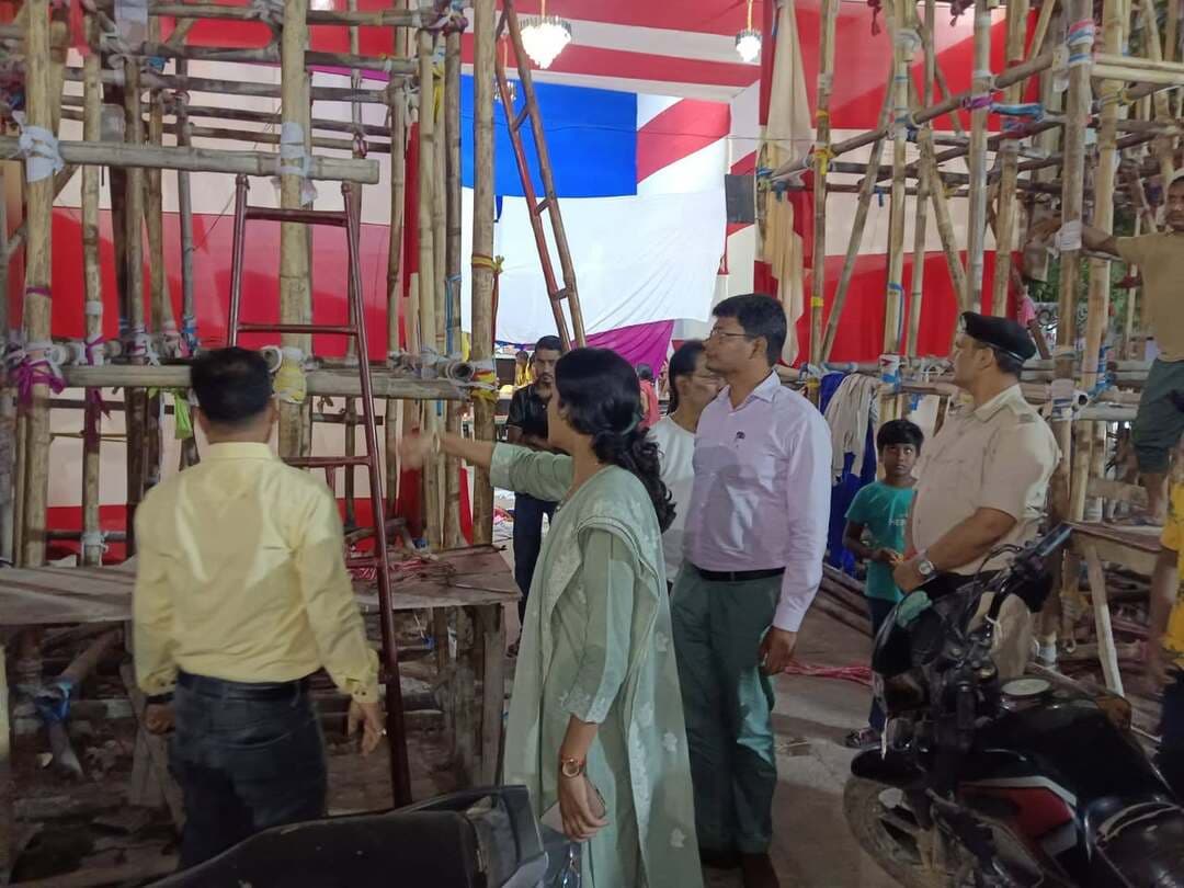 अनुमंडल पदाधिकारी, सदर आरा द्वारा पूजा पंडालों का निरीक्षण
आज अनुमंडल पदाधिकारी, सदर आरा द्वारा टाउन थाना, गोपाली चौक, माँ अरण्य देवी मंदिर, भलुहीपुर, रमगढ़िया, सपना सिनेमा सहित विभिन्न पूजा पंडालों का भ्रमण एवं निरीक्षण किया गया। इस दौरान सीसीटीवी कैमरों का अधिष्ठापन, विद्युत तारों की सुरक्षित व्यवस्था, अग्निशमन हेतु आवश्यक व्यवस्था, वॉलंटियर की पर्याप्त संख्या, भीड़ प्रबंधन तथा महिलाओं के लिए अलग कतार एवं उनकी सुरक्षा व्यवस्था सहित अन्य महत्वपूर्ण बिंदुओं की समीक्षा की गई। अनुमंडल पदाधिकारी द्वारा पंडाल संयोजकों को सभी आवश्यक सुरक्षा मानकों का अनुपालन सुनिश्चित करने तथा श्रद्धालुओं की सुविधा, सुरक्षा एवं सुचारु आवागमन के लिए समुचित व्यवस्था बनाए रखने हेतु आवश्यक निर्देश दिए गए।