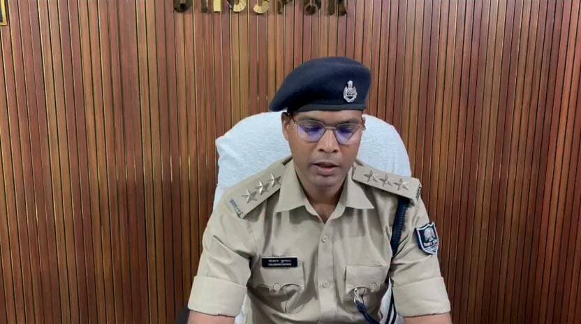 भोजपुर पुलिस की बड़ी उपलब्धि.... ..ए०टी०एम० के जरिए ठगी करने के आरोप में भोजपुर साइबर पुलिस ने हसनबजार से एक अभियुक्त को किया गिरफ्तार :-