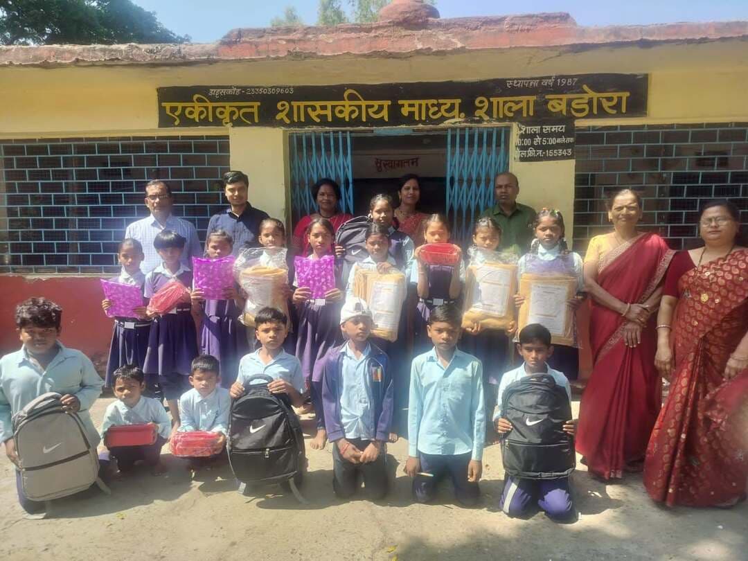 ➡️ #शिक्षा_संजीवनी_अभियान: शासकीय स्कूलों को डेस्क-बेंच किए भेंट
जिले में शिक्षा संजीवनी अभियान के तहत शासकीय स्कूलों में विद्यार्थियों के लिए बेहतर एवं सुविधाजनक शैक्षणिक वातावरण उपलब्ध कराने के उद्देश्य से मूलभूत व्यवस्थाओं को सुदृढ़ किया जा रहा है। अभियान के तहत जनसहभागिता से स्कूलों में डेस्क-बेंच, पर्याप्त विद्युत आपूर्ति, पंखे, प्रकाश व्यवस्था, ई लर्निंग टूल्स, क्रियाशील शौचालय सहित अन्य आवश्यक सुविधाओं की उपलब्धता सुनिश्चित की जा रही है।
इसी क्रम में जितेंद्र सुनारे द्वारा ईपीईएस एमएस पांढरा को 10 सेट डेस्क-बेंच तथा सांदीपनि विद्यालय घोड़ाडोंगरी द्वारा पीएस भेड़ीढाना को 20 सेट डेक्स बेंच भेंट किए। इसी प्रकार खनिज विभाग से मनोज त्यागी द्वारा एमएस कोलगांव को 20 डेस्क-बेंच, पीडब्ल्यूडी विभाग के अखिलेश कवड़े द्वारा पीएस कल्याणपुर को 20 सेट डेस्क- बेंच भेंट किये। इसके अलावा एकीकृत शा.मा.शाला बडोरा के छात्र-छात्राओं को श्री गजेन्द्र पवार द्वारा कम्बल व स्कूल बेग वितरित किए गए। प्राथमिक शाला, आश्रम शाला मोरूढाना को श्री जगदीश जीतपूरे, श्री सुभाष धुर्वे, श्री तुलसीराम धुर्वे, अमरलाल मोरोंपे, श्री बापू राव, श्री धनराज उईके के द्वारा 1-1 टेबल बेंच भेंट की गई।
जिला प्रशासन ने शिक्षा संजीवनी अभियान के तहत जिलेवासियों से जनभागीदारी की अपील की है। प्रशासन ने कहा है कि विद्यालयों में डेस्क-बेंच, बिजली, पंखे, प्रकाश व्यवस्था एवं क्रियाशील शौचालय जैसी मूलभूत सुविधाओं को सुदृढ़ करने में सभी सहयोग करें। शिक्षक, पालक, जनप्रतिनिधि अधिकारी एवं नागरिक अपने स्तर पर विद्यालयों की आवश्यकताओं को पूरा करने में सहभागिता निभाएं।
सामूहिक प्रयासों से विद्यार्थियों के लिए बेहतर एवं सुविधाजनक शैक्षणिक वातावरण तैयार किया जा सकता है। सभी अभियान में सक्रिय भागीदारी कर ‘शिक्षा संजीवनी’को जनअभियान बनाने का आह्वान किया है।
Jansampark Madhya Pradesh
#JansamparkMP
#बैतूल
#betul