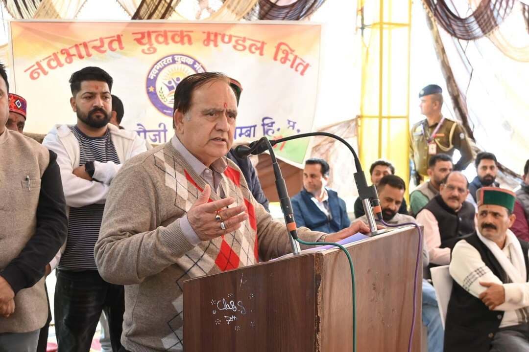 डलहौजी/चंबा 15 अक्टूबर 2026,
विधानसभा अध्यक्ष ने कूना-चलटूनी-भित-बलेरा पेयजल योजना की जनता को समर्पित,
पेयजल योजना के पुर्ननिर्माण व संबर्धन कार्यों पर 45 लाख रुपये खर्च,
बलेरा, नैनीखड्ड व जिहुंता पंचायतों के करीव 18 गावों की 2791 की आबादी को मिलेगी पर्याप्त पेयजल सुविधा
प्रदेश के दुर्गम क्षेत्रों में मूलभूत सुविधाएं सूनिश्चित करना राज्य सरकर की प्रतिबद्धता - कुलदीप सिंह पठानिया
विधानसभा अध्यक्ष कुलदीप सिंह पठानिया ने वीरवार को भटियात विधानसभा क्षेत्र की ग्राम पंचायत बलेरा में पेयजल योजना का विधिवत शुभारंभ किया। 45 लाख रुपए की लागत से पुर्ननिर्मित व संर्बधित इस योजना से ग्राम पंचायत बलेरा, जिहुंता व नैनी खड्ड के गांव बलेरा, सुआगलू, चलटूनी, भित, फरोली, कुट, डुमरेडू तथा रैना सहित लगभग डेढ़ दर्जन गांवों की 2791 की आबादी को पर्याप्त स्वच्छ पेयजल की सुविधा मिलेगी।
इस अवसर पर गाँव भित मे आयोजित जनसभा को संबोधित करते हुए कुलदीप सिंह पठानिया ने कहा कि राज्य के दुर्गम व दूरदराज क्षेत्रों में सड़क, स्वास्थ्य, शिक्षा तथा पेयजल जैसी मूलभूत सुविधाएं को पहुंचाना राज्य सरकर की सर्वोच प्राथमिकता है। भटियात विधानसभा क्षेत्र प्रत्येक के गांवों में बुनियादी सुविधाओं की पहुंच सूनिश्चित करने के लिए गत चार वर्षों के दौरान करोड़ों रुपए खर्च किए गए हैं व विकास की यह प्रक्रिया निरंतर जारी है तथा इसके लिए धन की कमी आडे नहीं आने दी जायेगी। कुलदीप सिंह पठानिया ने कहा कि आज विकास की दृष्टि से भटियात विधानसभा प्रदेश के उन चुनिंदा विधानसभा क्षेत्रों में शामिल है जहां पर सड़क, स्वास्थ्य, शिक्षा तथा पेयजल जैसी मूलभूत सुविधाओं के क्षेत्र में अभूतपूर्व विकास हुआ है। उन्होंने कहा कि प्रदेश सरकर के वर्तमान कार्यकाल में इस विस क्षेत्र में 180 करोड रूपये सड़को के निर्माण पर खर्च किए जा चुके है जबकी 273 करोड़ के विभिन्न सड़कों के कार्य प्रगति पर हैं इस प्रकार वर्तमान सरकार के 5 वर्षों के कार्यकाल के पूर्ण होने तक लगभग 500 करोड़ रुपये सड़कों पर खर्च किए जाएंगे।
भटियात विधानसभा क्षेत्र में जल शक्ति विभाग की विभिन्न विकासात्मक योजनाओं के प्रभावी एवं समयबद्ध क्रियान्वयन को लेकर जून 2027 तक लगभग 900 करोड़ रुपये की धनराशि व्यय होगी। उन्होंने कहा कि भटियात विधानसभा क्षेत्र को मुख्यमंत्री ठाकुर सुखविंदर सिंह सुक्खू का विशेष आशीर्वाद प्राप्त है जिसकी बदौलत समूचे भटियात विधानसभा क्षेत्र में सड़क, पेयजल, शिक्षा, विद्युत, स्वास्थ्य एवं सामाजिक सेवाओं सहित विभिन्न विकास कार्यो व परियोजनाओं को विशेष प्राथमिकता दी जा रही है। उन्होंने कहा कि जल शक्ति विभाग ने गत चार वर्षों के दौरान 174 करोड़ रुपये की विभिन्न योजनाओं के निर्माण कार्य पूर्ण किए हैं। वर्तमान में 365 करोड़ रुपये की विभिन्न योजनाओं पर निर्माण कार्य प्रगति पर है। इसके अतिरिक्त, विधानसभा क्षेत्र में विभाग द्वारा कार्यान्वित की जाने वाली 564 करोड़ रुपये की विभिन्न परियोजनाओं के प्रस्ताव अनुमोदित किए जा चुके हैं।
कुलदीप सिंह पठानिया ने कहा कि प्रदेश में जब-जब कांग्रेस की सरकार रही है भटियात विधानसभा क्षेत्र में विकास के नए आयाम स्थापित हुए हैं तथा उनके वर्तमान कार्यकाल में इस क्षेत्र में सड़क, स्वास्थ्य, शिक्षा, पेयजल सहित विकास के प्रत्येक क्षेत्र में अभूतपूर्व विकास हुआ है। उन्होंने पंचायत प्रतिनिधियों द्वारा संपर्क सड़कों तथा अन्य विकास कार्यों से संबंधित सभी मांगों को पूरा करने की घोषणा की। उन्होंने गांव भित मे खाली पड़े प्राईमरी स्कूल भवन को नवभारत युवक मंडल भित को स्थानांतरित करने तथा स्थानीय महिला मंडल को 25 हजार रूपये देने की घोषणा की। उन्होंने इस दौरान उपस्थित लोगों की समस्याएं भी सुनीं तथा अधिकतर का मौके पर समाधान करते हुए शेष समस्याओं को संबंधित विभागीय अधिकारियों को तुरंत हल करने के निर्देश दिए।
विधानसभा अध्यक्ष कुलदीप सिंह पठानिया का इससे पूर्व गांव भित मे पहुंचने पर स्थानीय लोगों ने गर्मजोशी के साथ स्वागत किया। कार्यक्रम में स्थानीय पंचायत प्रधान उप प्रधान व अन्य जनप्रतिनिधियों ने उन्हें पंचायत की ओर से सम्मानित किया जबकि जल शक्ति विभाग के अधीक्षण अभियंता राजेश मोगरा ने भी विधानसभा अध्यक्ष को विभाग की ओर से सम्मानित किया। इसके अलावा नवभारत युवक मंडल भित के पदाधिकारियों व ग्राम पंचायत जिंहुता के उप प्रधान रविंद्र ठाकुर ने भी विधानसभा अध्यक्ष को विधिवत्त सम्मानित किया।
इस अवसर पर ग्राम पंचायत बलेरा की प्रधान बबली देवी शर्मा व उप प्रधान मनजीत सिंह, उपाध्यक्ष नगर पंचायत चुवाडी सुरेंद्र चाढक, एसडीएम अनिल भारद्वाज , डीएसपी मंयक शर्मा , अधीक्षण अभियांता राजेश मोगरा, अधिशासी अभियंता राकेश ठाकुर, पंकज राठौर व नरेंद्र चौधरी, डीएफओ डॉ. कुलदीप जमवाल, खंड विकास अधिकारी अनिल गुराडा सहित विभिन्न विभागों के अधिकारी व पंचायती राज संस्थाओं के प्रतिनिधि तथा अनेक गणमान्य वयक्ति भी उपस्थित थे।