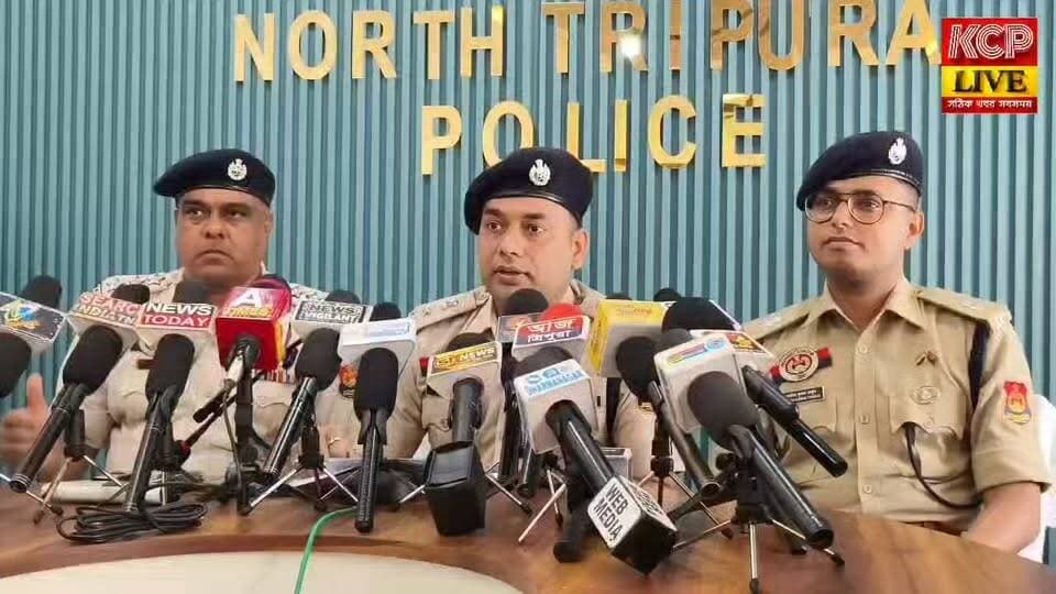 দুর্গাপুজোয় কড়া নিরাপত্তা ধর্মনগর,কাঞ্চনপুর সহ গোটা উত্তর জেলায়,মোতায়েন থাকবে ১০০০-এর বেশি জওয়ান
আসন্ন দুর্গাপুজোকে কেন্দ্র করে উত্তর জেলায় নিরাপত্তা ব্যবস্থা জোরদার করছে পুলিশ। গোটা জেলায় মোট ২৭৫টি দুর্গাপুজো অনুষ্ঠিত হবে, যার মধ্যে কাঞ্চনপুর মহকুমায় রয়েছে ৪০টি পুজো। উৎসবের দিনগুলিতে শান্তি-শৃঙ্খলা বজায় রাখতে জেলাজুড়ে ১০০০-এর বেশি নিরাপত্তাকর্মী মোতায়েন থাকবেন।সাংবাদিক সম্মেলনে উত্তর জেলার পুলিশ সুপার অবিনাশ রাই জানান, পুজোকে কেন্দ্র করে নিরাপত্তার পাশাপাশি চাঁদাবাজির বিরুদ্ধে কঠোর ব্যবস্থা নেওয়া হবে। আইন ভঙ্গকারী ও চাঁদাবাজদের বিরুদ্ধে কড়া হুঁশিয়ারি দিয়ে তিনি জানান, শান্তিপূর্ণভাবে দুর্গোৎসব সম্পন্ন করতে পুলিশ প্রশাসন সম্পূর্ণ প্রস্তুত।
#dharmanagar #kanchanpur #panisagar #Kadamtala #kailashahar #churaibari #BreakingNews #khowai #agartala #tripura