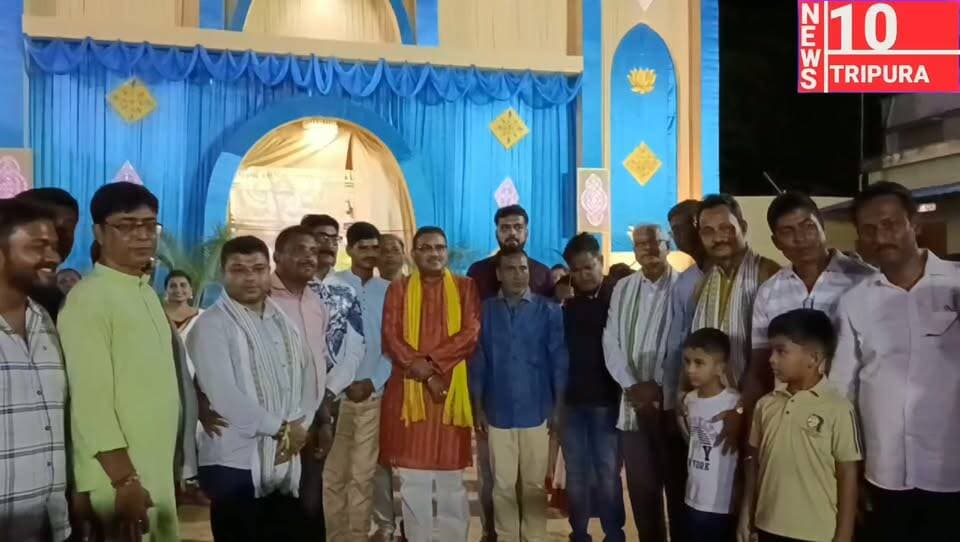 শুভ পঞ্চমীর লগ্নে উদয়পুর ডাকবাংলা রোড ফ্রেন্ডস স্টাফ ক্লাবের উদ্যোগে সার্বজনীন দূর্গপুজোর শুভ উদ্বোধন করেন রাজ্যের অর্থমন্ত্রী।
