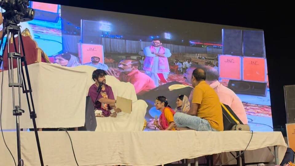 छतरपुर बागेश्वर धाम सरकार के दरबार में दैनिक भास्कर डिजिटल के पत्रकार राजेश चौरसिया ने भीड़ से उठाया परिवार ,बाबा ने उसी का बनाया पर्चा, देखिए क्या क्या हुआ पूरे दरबार मे