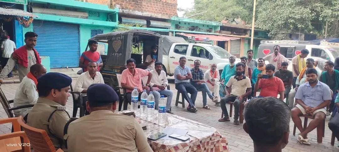 नवरात्रि/दुर्गा पूजा–2026 के मद्देनज़र यातायात व्यवस्था को सुचारू बनाए रखने हेतु पुलिस उपाधीक्षक यातायात, मुंगेर की अध्यक्षता में ऑटो, टोटो, टैक्सी एवं मालवाहक वाहन चालक संघ के प्रतिनिधियों के साथ बैठक कर आवश्यक दिशा-निर्देश दिए गए।
मुंगेर पुलिस सभी वाहन चालकों से अपील करती है कि यातायात संबंधी जारी दिशा-निर्देशों का पालन करें एवं विधि-व्यवस्था बनाए रखने में सहयोग करें।
.
#mungerpolice #BiharPolice #janpolice #dail112 #Munger #bihar
.
