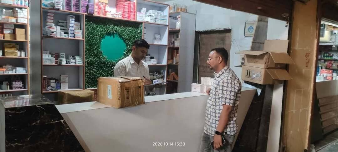 बिना वैध लाइसेंस के औषधि विक्रय प्रतिष्ठान का संचालन पाए जाने पर कार्रवाई
-
औषधियों को किया जब्त, जांच के लिए लिए नमूने
-
नियंत्रक, खाद्य एवं औषधि प्रशासन, मध्यप्रदेश तथा कलेक्टर श्री विवेक श्रोत्रिय के निर्देश और मुख्य चिकित्सा एवं स्वास्थ्य अधिकारी के मार्गदर्शन में सेवा संकल्प अभियान अंतर्गत जिले में संचालित औषधि विक्रय प्रतिष्ठानों का निरंतर निरीक्षण किया जा रहा है।
इसी क्रम में 14 अक्टूबर को छोटी देवी मंदिर मार्ग स्थित सावित्री अग्रवाल सिविक सेंटर में संजना जैन की दुकान पर निरीक्षण के दौरान प्रखर मोदी, पिता श्री प्रदीप कुमार मोदी द्वारा बिना वैध लाइसेंस के औषधि विक्रय प्रतिष्ठान का संचालन किया जाना पाया गया।
औषधि एवं प्रसाधन सामग्री अधिनियम, 1940 एवं नियमावली, 1945 के अंतर्गत औषधियों के विक्रय के लिए वैध लाइसेंस प्राप्त करना अनिवार्य है। बिना वैध लाइसेंस के औषधि विक्रय प्रतिष्ठान संचालित करने पर नियमानुसार दंडात्मक कार्रवाई का प्रावधान है।
निरीक्षण के दौरान प्रतिष्ठान संचालक द्वारा वैध लाइसेंस प्रस्तुत नहीं किए जाने पर औषधियों को नियमानुसार जब्त करने की कार्रवाई की गई। साथ ही, जांच के लिए औषधियों के नमूने भी लिए गए हैं। प्रकरण को सक्षम न्यायालय के समक्ष प्रस्तुत कर नियमानुसार आगामी कार्रवाई की जाएगी।
औषधियों की गुणवत्ता सुनिश्चित करने और जनस्वास्थ्य की सुरक्षा के उद्देश्य से जिले में मेडिकल स्टोर्स का निरीक्षण एवं अनियमितताएं पाए जाने पर नियमानुसार कार्रवाई निरंतर जारी रहेगी।
#SevaSankalpAbhiyan
#JansamparkMP
#Jansamparktikamgarh
#tikamgarh