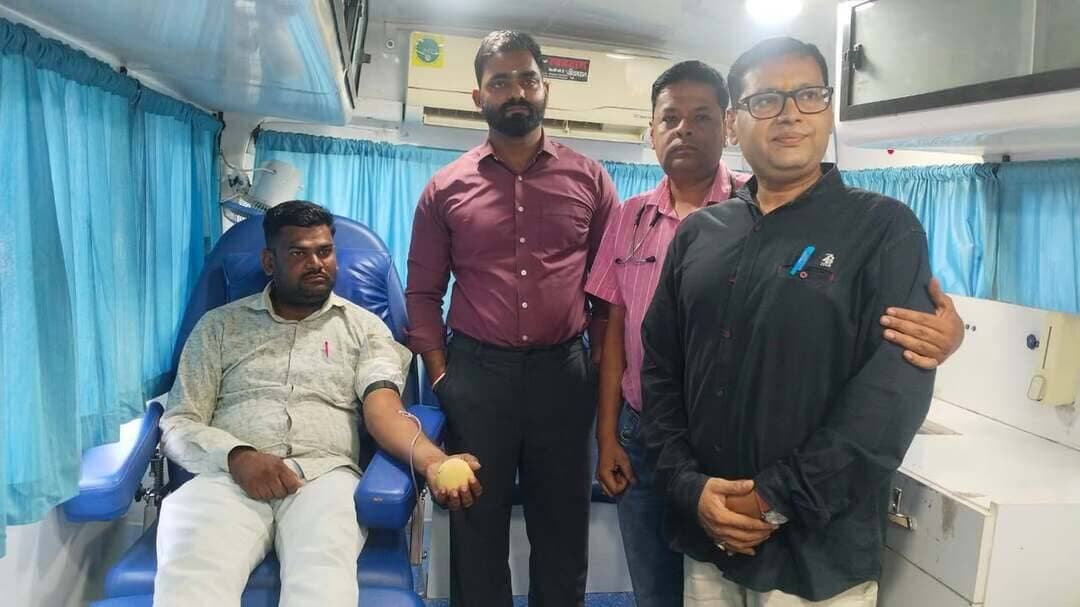 पीएम पोषण योजना के सामाजिक अंकेक्षण कार्य हेतु प्रशिक्षण आयोजित
-
12 ग्राम सामाजिक प्रेरकों ने किया ब्लड डोनेशन
-
जिला पंचायत के मुख्य कार्यपालन अधिकारी श्री विशाल धाकड़ ने सामाजिक अंकेक्षण का कार्य गंभीरता एवं नियमानुसार करने के दिए निर्देश
-
पीएम पोषण योजना अंतर्गत वर्ष 2026-27 में सामाजिक अंकेक्षण कार्य के लिए गुरुवार को जिला पंचायत सभागार में ग्राम सामाजिक प्रेरकों का प्रशिक्षण आयोजित किया गया। प्रशिक्षण भोपाल से वीडियो कॉन्फ्रेंसिंग के माध्यम से ऑनलाइन प्रदान किया गया, जिसमें सामाजिक अंकेक्षण के तहत सत्यापन कार्य करने वाले ग्राम सामाजिक प्रेरकों को आवश्यक जानकारी दी गई।
जिला पंचायत के मुख्य कार्यपालन अधिकारी श्री विशाल धाकड़ ने सभी ग्राम सामाजिक प्रेरकों को सामाजिक अंकेक्षण एवं सत्यापन का कार्य गंभीरता से और निर्धारित नियमों के अनुसार करने के निर्देश दिए। उन्होंने कहा कि सत्यापन के दौरान विद्यार्थियों से आवश्यक जानकारी प्राप्त कर तथ्यों के आधार पर कार्यवाही सुनिश्चित की जाए।
नवाचार के तहत 12 ग्राम सामाजिक प्रेरकों ने किया रक्तदान
मुख्य कार्यपालन अधिकारी श्री विशाल धाकड़ के निर्देशन एवं जिला समन्वयक श्री कपिल जैन के प्रोत्साहन से सेवा संकल्प अभियान अंतर्गत नवाचार के अंतर्गत रक्तदान कार्यक्रम भी आयोजित किया गया। इसमें दो विकासखंड समन्वयकों एवं 10 ग्राम सामाजिक प्रेरकों सहित कुल 12 लोगों ने रक्तदान किया।
रक्तदान करने वालों में श्रीमती निधि सिंह बुंदेला, श्रीमती विभा पटेरिया, श्रीमती सितारा बानो, श्रीमती राजकुमारी घोष, श्री सुरेश अहिरवार, श्री राजू प्रजापति, श्री धर्मपाल कुशवाहा, श्री रामेश्वर सेन, श्री प्रकाश अहिरवार, श्री मदनमोहन राजपूत, श्री अरविंद सिंह एवं श्री परशुराम अहिरवार शामिल रहे।
रक्तदान करने वाले सभी ग्राम सामाजिक प्रेरकों को जिला पंचायत के मुख्य कार्यपालन अधिकारी श्री विशाल धाकड़ द्वारा प्रमाण पत्र प्रदान कर सम्मानित किया गया। इस पहल के माध्यम से सामाजिक दायित्वों के निर्वहन के साथ जरूरतमंदों की सहायता के लिए रक्तदान का संदेश भी दिया गया।
#SevaSankalpAbhiyan
#JansamparkMP
#Jansamparktikamgarh
#tikamgarh