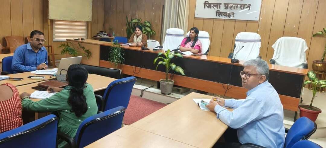 📢 प्रेस विज्ञप्ति | जिला प्रशासन, शिवहर
(दिनांक: 15 अक्टूबर 2026)
जिलाधिकारी महोदय की अध्यक्षता में आज आईसीडीएस (ICDS) कार्यों की महत्वपूर्ण जिला स्तरीय समीक्षा बैठक संपन्न हुई। बैठक में कुपोषण मुक्त समाज और 'सक्षम आंगनबाड़ी' केंद्रों के निर्माण पर विशेष जोर दिया गया।
🔹 समीक्षा बैठक के मुख्य बिंदु:
• सख्त निर्देश: खराब प्रदर्शन वाले सूचकांकों में अविलंब सुधार कर शत-प्रतिशत लक्ष्य प्राप्ति की चेतावनी।
• पोषण एवं स्वास्थ्य: पोषाहार (गर्म पका भोजन), वृद्धि निगरानी और फेशियल रिकॉग्निशन (FRS) की गहन समीक्षा।
• डिजिटल पहचान: बच्चों व माताओं के तेजी से ABHA ID और APAAR ID बनाने पर फोकस।
• प्रमुख योजनाएं: प्रधानमंत्री मातृ वंदना एवं मुख्यमंत्री कन्या उत्थान योजना के क्रियान्वयन का जायजा।
• कायाकल्प योजना: आंगनबाड़ी केंद्रों के इंफ्रास्ट्रक्चर सुधार और आधुनिकीकरण पर चर्चा।
डीएम ने सभी CDPO और महिला पर्यवेक्षिकाओं को निर्देशित किया है कि वे 'कायाकल्प योजना' के तहत चल रहे कार्यों की निरंतर मॉनिटरिंग करें। साथ ही, नौनिहालों और गर्भवती महिलाओं के लिए आने वाले खाद्यान्न का सुरक्षित व स्वच्छ रखरखाव हर हाल में सुनिश्चित किया जाए।
#DMSheohar #Sheohar #ICDS #Anganwadi #PoshanAbhiyaan #DigitalIndia #KayakalpYojana #BiharGovernment #MalnutritionFree