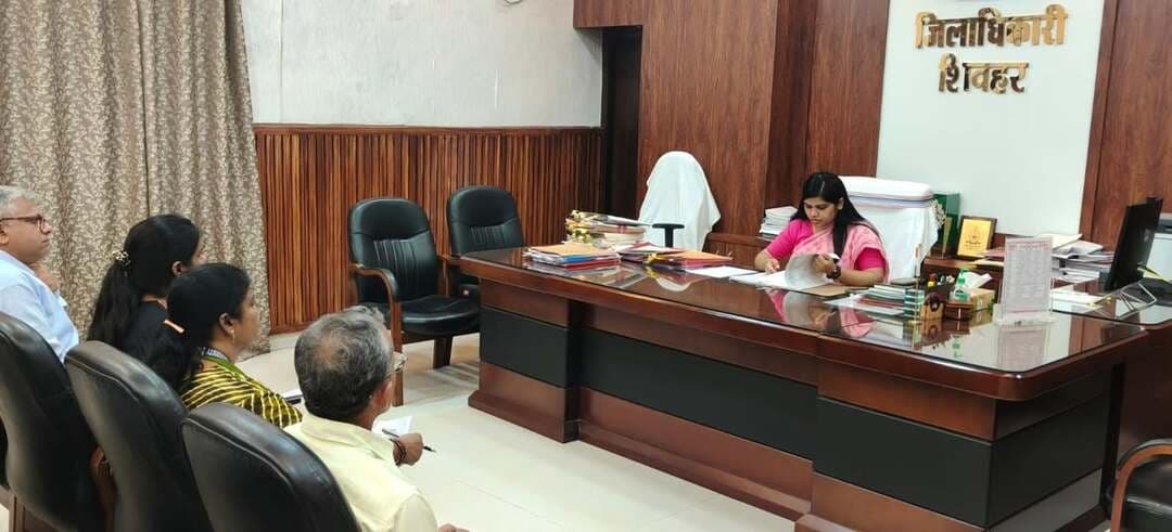 📌 शिवहर: 'राष्ट्रीय खाद्य तेल तिलहन मिशन' के तहत तेल मिल स्थापना हेतु लाभुक का चयन
आज जिलाधिकारी महोदया की अध्यक्षता में आयोजित एक महत्वपूर्ण बैठक में 'राष्ट्रीय खाद्य तेल तिलहन मिशन' (NMEO-Oilseed) के तहत शिवहर जिले में तेल प्रसंस्करण इकाई (Oil Mill) स्थापित करने के लिए लॉटरी के माध्यम से पारदर्शी रूप से लाभुक का चयन किया गया। 🎯
💡 योजना की मुख्य बातें:
✅ जिले में 01 तेल मिल इकाई स्थापना का लक्ष्य।
✅ कृषि विभाग द्वारा कुल लागत का 33% अनुदान देय।
✅ अधिकतम अनुदान सीमा ₹9.90 लाख। 💰
बैठक में जिला कृषि पदाधिकारी, कृषि विज्ञान केंद्र (KVK) के वरीय वैज्ञानिक, अग्रणी बैंक प्रबंधक और अन्य संबंधित वरीय अधिकारीगण उपस्थित रहे। इस पहल से शिवहर में कृषि उद्यमिता और रोजगार को सीधा बढ़ावा मिलेगा। 🌾🚜
#Sheohar #Shivhar #NMEO_Oilseed #AgricultureBihar #Farmers #BiharGovernment #AgricultureDepartment #AtmanirbharBihar #PRDBihar #OilMill