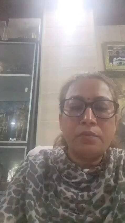 उत्तराखंड की कैबिनेट मंत्री रेखा आर्या का रोते हुए वीडियो सोशल मीडिया पर वायरल है। पति के खिलाफ शिकायत में उन्होंने कई गंभीर आरोप लगाए हैं।
आपकी राय में ऐसे मामलों में महिलाओं की सुरक्षा के लिए क्या कदम जरूरी हैं? अपनी बात कमेंट में बताएं।
#RekhaArya
#UttarakhandNews
#DehradunNews
#ViralVideo
#UttarakhandPolitics
#WomenSafetyAwareness