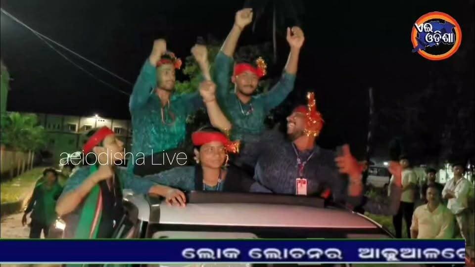 #ସଞ୍ଜମ_ମହାନ୍ତି_ଏନ୍_ସି_ସ୍ଵୟଂଶାସିତ_ମହାବିଦ୍ୟାଳୟ_ଛାତ୍ର_ସଂସଦର_ସଭାପତି_ନିର୍ବାଚିତ
ଯାଜପୁର ର ସର୍ବପୁରାତନ ନରସିଂହ ଚୌଧୁରୀ ସ୍ଵୟଂଶାସିତ ମହାବିଦ୍ୟାଳୟର ୨୦୨୬-୨୭ ଶିକ୍ଷାବର୍ଷ ପାଇଁ ଛାତ୍ର ସଂସଦ ଓ ଛାତ୍ର ଆସୋସିଏସନ ନିର୍ବାଚନର ଆନୁଷ୍ଠାନିକ ଫଳାଫଳ ଆଜି ପ୍ରକାଶ ପାଇଛି। ନିର୍ବାଚନ ପରେ ମହାବିଦ୍ୟାଳୟର ଅଧ୍ୟକ୍ଷ ବିଜୟୀ ପ୍ରାର୍ଥୀମାନଙ୍କର ଚୂଡ଼ାନ୍ତ ତାଲିକା ଘୋଷଣା କରିଛନ୍ତି। ଯୁକ୍ତ ତିନି ତୃତୀୟ ବର୍ଷ କଳା ବିଭାଗର ଛାତ୍ର ସଞ୍ଜମ ମହାନ୍ତି ପ୍ରତିଦ୍ୱନ୍ଦ୍ୱିତା କରି ସମ୍ମାନଜନକ ଛାତ୍ର ସଂସଦ ସଭାପତି ପଦବୀ ହାସଲ କରିଛନ୍ତି। ଏହା ସହିତ ପୃଥିରାଜ ଜେନା ଉପ-ସଭାପତି, ସୁସ୍ମିତା ନନ୍ଦ ସାଧାରଣ ସମ୍ପାଦକ ଏବଂ ତ୍ରିଶା ବେହୁରିଆ ସହ-ସମ୍ପାଦକ ଭାବେ ନିର୍ବାଚିତ ହୋଇଛନ୍ତି। ଏଥିସହ ମହାବିଦ୍ୟାଳୟର ଅନ୍ୟାନ୍ୟ ଆନୁଷଙ୍ଗିକ ସଂସଦ ଓ କମନ ରୁମ୍ ପାଇଁ ସମସ୍ତ ବିସିଜେଡି ସମର୍ଥିତ ସମସ୍ତ ପାର୍ଥି ମାନେ ନିର୍ବାଚିତ ହୋଇଛନ୍ତି। ଆସନ୍ତା କାଲି ଦିନ ୧୧ ସମୟରେ ନିର୍ବାଚିତ ହୋଇଥିବା ପ୍ରତିନିଧିମାନେ ଚଳିତ ଶିକ୍ଷାବର୍ଷ ପାଇଁ ନିଜର ଦାୟିତ୍ୱ ଗ୍ରହଣ କରିବେ ବୋଲି ମହାବିଦ୍ୟାଳୟର ଅଧ୍ୟକ୍ଷ କହିଛନ୍ତି।
#nccollege #BCJDODISHA #CollegeElection #foryou #trendingreels #facebookviral #lntvnetwork #JajpurNews #jajpurkhabar #Aeiodisha