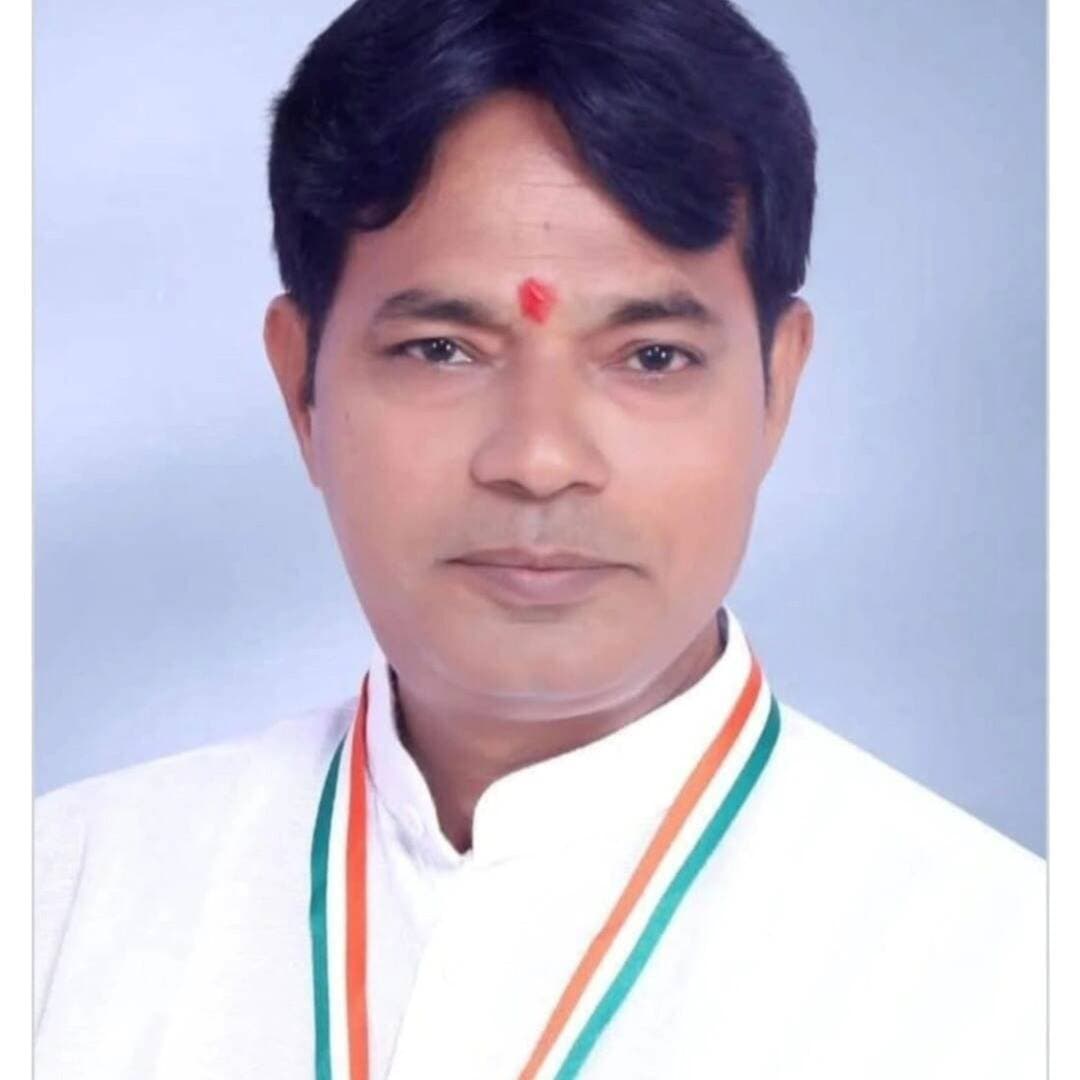 मुख्यमंत्री के दौरे पर जिला कांग्रेस करेगी घेराव, जनसमस्याओं को लेकर सौंपेगी ज्ञापन।
मुरैना में मुख्यमंत्री डॉ. मोहन यादव के 16 अक्टूबर को प्रस्तावित आगमन पर जिला कांग्रेस कमेटी ने विभिन्न जनसमस्याओं को लेकर दोपहर 12 बजे ज्ञापन देकर घेराव करने का ऐलान किया है। कांग्रेस ने शहर में बढ़ती चोरियों, अंचल में गोलीबारी और अपराध, किसानों को खाद-बीज की किल्लत व कालाबाजारी, बिजली कटौती, बाढ़ पीड़ितों को मुआवजा नहीं मिलने और शहर में सीवर, गंदगी व सड़क निर्माण जैसी समस्याओं को लेकर सरकार को घेरने की तैयारी की है। जिला कांग्रेस अध्यक्ष मधुराज तोमर और शहर जिला कांग्रेस अध्यक्ष गजेंद्र जाटव ने इस प्रदर्शन की जानकारी दी।