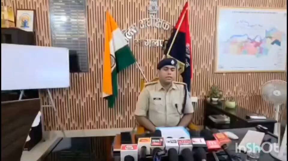 बिहार जिला,भागलपुर रिपोर्ट चमन अली209 ग्राम स्मैक के साथ एक तस्कर को किया गिरफ्तार
भागलपुर, 15 अक्टूबर। जिले को नशामुक्त करने और युवाओं को इसके चंगुल से बचाने के लिए चलाए जा रहे स्वस्थ युवा स्वस्थ भागलपुर विशेष महाअभियान के तहत पुलिस को एक बड़ी कामयाबी मिली है। मोजाहिदपुर थाना पुलिस ने कार्रवाई करते हुए 209 ग्राम स्मैक के साथ एक तस्कर को गिरफ्तार किया है। अंतरराष्ट्रीय बाजार में इस स्मैक की कीमत लाखों रुपये आंकी जा रही है। भागलपुर के सिटी एसपी अतुलेश झा ने गुरुवार को प्रेस वार्ता आयोजित कर इस मामले का खुलासा किया।जिले में मादक पदार्थों के अवैध व्यापार पर रोक लगाने के लिए हॉट स्पॉट को चिह्नित कर लगातार छापेमारी की जा रही है। इसी क्रम में मोजाहिदपुर थाना पुलिस को गुप्त सूचना मिली कि उल्टा पुल जामा मस्जिद के पास मादक पदार्थ की खरीद-बिक्री की जा रही है। सूचना पर कार्रवाई के लिए अनुमंडल पुलिस पदाधिकारी नगर-02 और मोजाहिदपुर थानाध्यक्ष के नेतृत्व में एक विशेष टीम का गठन किया गया।