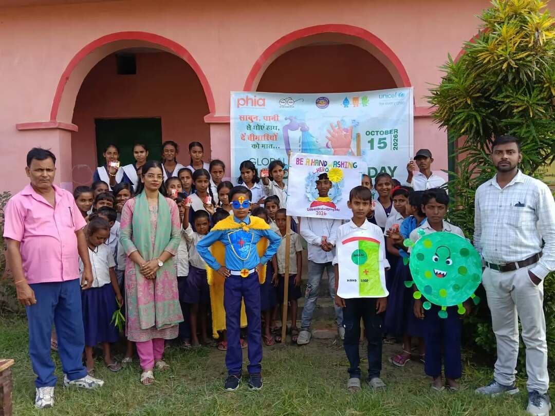 समाहरणालय पूर्णिया,
जनसंपर्क कार्यालय,
प्रेस विज्ञप्ति:1682,
दिनांक 15/10/2026,
==================
विश्व हाथ धुलाई दिवस पर बनमनखी के विद्यालयों में जागरूकता कार्यक्रम आयोजित:-
विश्व हाथ धुलाई दिवस के अवसर पर गुरुवार को यूनिसेफ और फिया फाउंडेशन के संयुक्त तत्वावधान में बनमनखी प्रखंड के विभिन्न विद्यालयों में स्वच्छता एवं स्वास्थ्य जागरूकता कार्यक्रम आयोजित किए गए।
इस पहल का मुख्य उद्देश्य बच्चों में हाथ धोने की सही आदत विकसित करना और गंदे हाथों से फैलने वाली बीमारियों के प्रति जागरूक करना है।
प्रमुख गतिविधियां:-
व्यावहारिक प्रदर्शन:- बच्चों को साबुन और स्वच्छ पानी से हाथ धोने के सही तरीकों (सुमन-के विधि) का लाइव प्रदर्शन दिखाया गया।
प्रतियोगिताएं एवं पुरस्कार:---- विद्यालयों में चित्रकला प्रतियोगिता का आयोजन किया गया, जिसमें विजेता छात्र-छात्राओं को पुरस्कृत किया गया।
साबुन बैंक पहल:-- बच्चों ने 'साबुन बैंक' में साबुन दान कर विद्यालयों में स्वच्छता सामग्री की निरंतरता सुनिश्चित करने में सहयोग दिया।
विशेष आकर्षण:- 'स्वच्छता सेल्फी पॉइंट', 'स्वच्छता हीरो' और 'कीटाणु मैन' की भूमिकाओं ने बच्चों में खास उत्साह जगाया।
स्वच्छता शपथ:- कार्यक्रम के अंत में सभी छात्र-छात्राओं, शिक्षकों और रसोइयों ने नियमित रूप से साबुन से हाथ धोने और समाज को जागरूक करने की शपथ ली।
मध्य विद्यालय बनमनखी, हृदय नगर, तेतरही, राधानगर, ततमा टोल मधुबन, जानकीनगर हाट, नगरही धीमा, हरिपुर मादी टोला मोहनिया पश्चिम तथा मध्य विद्यालय धीमा अनुसूचित जाति सहित कई विद्यालयों में यह कार्यक्रम सफलतापूर्वक संपन्न हुआ।
#pmnarendramodi
#cmsamrat
#samratchoudhary