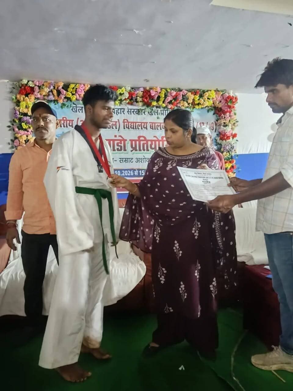 ।समाहरणालय पूर्णिया। जनसंपर्क कार्यालय
प्रेस, विज्ञप्ति:1681,
दिनांक 15/10/2026,
==================
पूर्णिया प्रमंडल के ताइक्वांडो खिलाड़ियों ने शेखपुरा और पटना की प्रमंडल स्तरीय प्रतियोगिताओं में गाड़ा झंडा, राष्ट्रीय स्तर के लिए हुए चयनित:-
अंतर प्रमंडलीय और प्रमंडल स्तरीय ताइक्वांडो खेलकूद प्रतियोगिताओं में पूर्णिया प्रमंडल के खिलाड़ियों ने अपनी खेल प्रतिभा और अद्भुत कौशल का शानदार प्रदर्शन करते हुए कुल 4 स्वर्ण, 2 रजत और 3 कांस्य पदक (कुल 9 पदक) अपने नाम किए हैं।
इस शानदार सफलता के साथ ही कई खिलाड़ियों ने राष्ट्रीय स्तर की प्रतियोगिता के लिए अपना स्थान पक्का कर लिया है, जिससे पूरे पूर्णिया प्रमंडल में खुशी की लहर दौड़ गई है।
शेखपुरा में लहराया परचम (12 से 15 अक्टूबर, 2026)
शेखपुरा स्थित अशोक सम्राट भवन में 12 अक्टूबर से 15 अक्टूबर तक आयोजित अंतर प्रमंडलीय स्तरीय ताइक्वांडो प्रतियोगिता (अंडर-14, 17, 19 वर्ग) में पूर्णिया प्रमंडल के खिलाड़ियों ने कड़ा मुकाबला करते हुए निम्नलिखित पदक जीते:
जीवन कुमार — अंडर-17 (बालक वर्ग, 35 किग्रा): स्वर्ण पदक
गौरव कुमार — अंडर-19 (बालक वर्ग): स्वर्ण पदक
हेमंत कुमार — अंडर-14 (बालक वर्ग): रजत पदक
श्लोक कुमार — अंडर-17 (बालक वर्ग): रजत पदक
(इसके अतिरिक्त अन्य भार वर्गों में खिलाड़ियों ने 3 कांस्य पदक भी अपने नाम किए।
पटना में बालिकाओं का शानदार प्रदर्शन (14 अक्टूबर, 2026)
खेल भवन, पटना में 14 अक्टूबर को आयोजित अंतर प्रमंडलीय ताइक्वांडो बालिका प्रतियोगिता (अंडर-17 वर्ग) में पूर्णिया प्रमंडल की बालिकाओं ने भी स्वर्ण पदक जीतकर अपनी श्रेष्ठता साबित की है क्रमशः --
आराधना कुमारी — अंडर-17 बालिका वर्ग (35 किग्रा): स्वर्ण पदक
पायल कुमारी — अंडर-17 बालिका वर्ग (46 किग्रा): स्वर्ण पदक विजेता।
राष्ट्रीय स्तर पर पक्की की जगह इन सभी विजेता खिलाड़ियों ने अपने बेहतरीन प्रदर्शन के दम पर आगामी राष्ट्रीय स्तरीय प्रतियोगिता के लिए अपना चयन सुनिश्चित कर लिया है।
खिलाड़ियों की इस ऐतिहासिक सफलता पर प्रमंडल के खेल प्रेमियों, प्रशिक्סकों और परिजनों में जबरदस्त उत्साह है।
सभी ने विजेता खिलाड़ियों को उज्ज्वल भविष्य के लिए शुभकामनाएं दी हैं और उम्मीद जताई है कि वे राष्ट्रीय स्तर पर भी पूर्णिया प्रमंडल और बिहार का नाम रोशन करेंगे।
#pmnarendramodi
#cmsamrat
#samratchoudhary