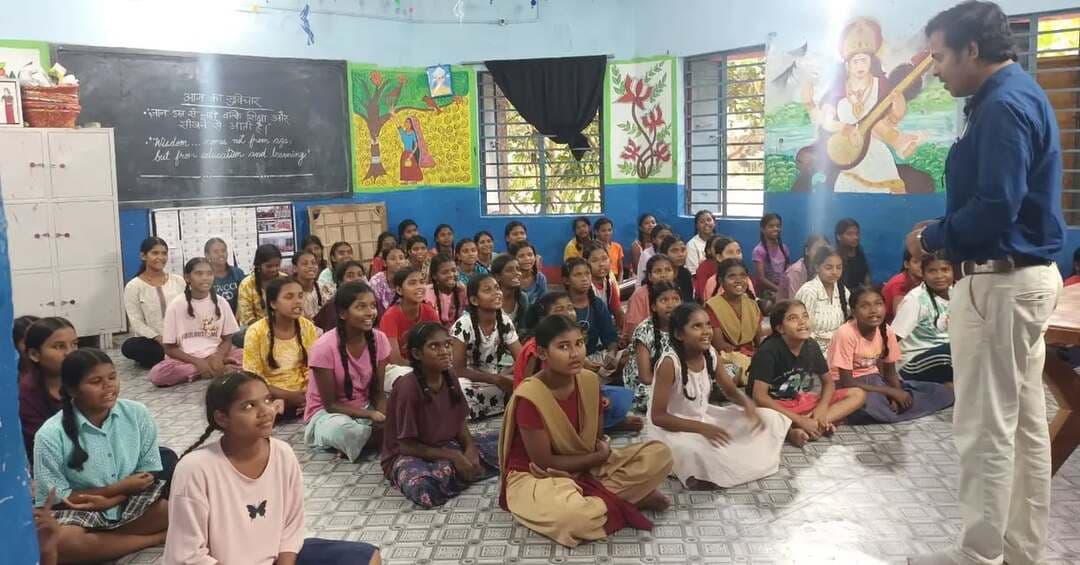 समाहरणालय पूर्णिया जनसंपर्क कार्यालय,
प्रेस विज्ञप्ति:-1680,
दिनांक 15/10/2026,
==================
के.जी.बी.वी. पूर्णिया सदर में छात्राओं के सर्वांगीण विकास हेतु संवाद कार्यक्रम आयोजित; सुनने के कौशल और चरित्र निर्माण पर हुई चर्चा:-----
कस्तूरबा गांधी बालिका विद्यालय (KGBV), पूर्णिया सदर में कक्षा 6 से 8 तक की छात्राओं के साथ एक विशेष संवाद एवं क्षमतावर्धन सत्र का आयोजन किया गया।
इस संवाद कार्यक्रम का मुख्य उद्देश्य बालिकाओं में संवाद कौशल, चरित्र निर्माण और आत्मविश्वास को बढ़ावा देना है।
कार्यक्रम के दौरान छात्राओं ने सुनने के कौशल (Listening Skills) तथा चरित्र निर्माण (Character Strengths) जैसे महत्वपूर्ण विषयों पर अत्यंत उत्साह और निडरता के साथ अपने विचार साझा किए।
संवाद सत्र में छात्राओं का आत्मविश्वास, विषय की स्पष्ट समझ और अभिव्यक्ति की क्षमता उत्कृष्ट पाई गई।
छात्राओं में इस सकारात्मक बदलाव और उच्च स्तरीय आत्मविश्वास का श्रेय विद्यालय की शिक्षिकाओं—श्रीमती मेघा कुमारी, श्रीमती बबली मौर्या एवं श्रीमती मानसी कुमारी को दिया गया, जो वर्गवार (Grade-wise) नियमित एवं प्रभावी सत्रों का संचालन कर रही हैं।
इसके साथ ही, विद्यालय की वार्डेन श्रीमती सुनिता कुमारी के कुशल नेतृत्व, बेहतर प्रबंधन और निरंतर सहयोग की सराहना की गई, जिसके फलस्वरूप विद्यालय परिसर में एक सकारात्मक, सुरक्षित और शैक्षणिक माहौल निर्मित हुआ है।
उपस्थित अधिकारियों/प्रतिनिधियों ने इस संवाद को अत्यंत प्रेरणादायक और यादगार बताते हुए कहा कि इस प्रकार के नियमित आयोजनों से बालिकाओं के सर्वांगीण विकास और उनके उज्ज्वल भविष्य की मजबूत नींव रखी जा रही है।
#pmnarendramodi
#cmsamrat
#samratchoudhary