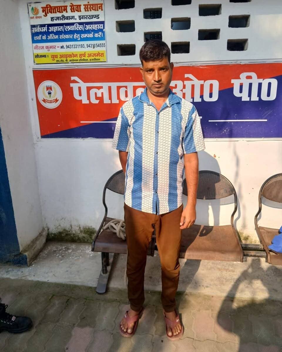 #हजारीबाग में पुलिस का बड़ा अभियान! 30 टीमों ने की छापेमारी, 39 आरोपी गिरफ्तार
हजारीबाग:- झारखंड के हजारीबाग जिले में अपराधियों के खिलाफ पुलिस ने बड़ी कार्रवाई की है। चोरी, लूट, डकैती और अन्य मामलों में फरार चल रहे आरोपियों की गिरफ्तारी के लिए पुलिस ने विशेष अभियान चलाया। इस दौरान कुल 39 आरोपियों को गिरफ्तार किया गया, जबकि 22 वारंट का निष्पादन किया गया।
30 पुलिस टीमों ने की छापेमारी
हजारीबाग पुलिस अधीक्षक के आदेश पर 14 अक्टूबर 2026 को जिले में विशेष छापेमारी अभियान चलाया गया। इस अभियान में पुलिस उपाधीक्षकों और पुलिस निरीक्षकों के नेतृत्व में कार्रवाई की गई।
पुलिस ने अभियान के लिए कुल 30 टीमें गठित की थीं। इन टीमों में करीब 117 पुलिस पदाधिकारी और पुलिसकर्मी शामिल थे। अलग-अलग इलाकों में छापेमारी कर पुलिस ने 39 आरोपियों को गिरफ्तार किया।
फरार आरोपियों पर पुलिस की नजर
पुलिस का कहना है कि अपराधियों और फरार आरोपियों के खिलाफ आगे भी सख्त कार्रवाई जारी रहेगी। इसके लिए जिले में विशेष अभियान चलाए जाते रहेंगे।
पुलिस ने आम लोगों से की अपील
हजारीबाग पुलिस ने आम लोगों से अपील की है कि अगर उनके इलाके में कोई ऐसा आपराधिक व्यक्ति है, जो गिरफ्तारी से बचने के लिए फरार चल रहा है, तो इसकी सूचना तुरंत नजदीकी थाने को दें। पुलिस के अनुसार, सूचना का सत्यापन करने के बाद आवश्यक कार्रवाई की जाएगी।
अब देखना होगा कि पुलिस के इस अभियान से जिले में फरार आरोपियों की गिरफ्तारी और अपराध पर नियंत्रण की कार्रवाई को कितनी मजबूती मिलती है।
#HazaribaghNews #JharkhandNews #HazaribaghPolice #JharkhandPolice #CrimeNews #BreakingNews #PoliceAction #ArrestNews #झारखंड_न्यूज #हजारीबाग_न्यूज #पुलिस_कार्रवाई #अपराध_पर_प्रहार #LoktantraBharat #लोकतंत्रभारत