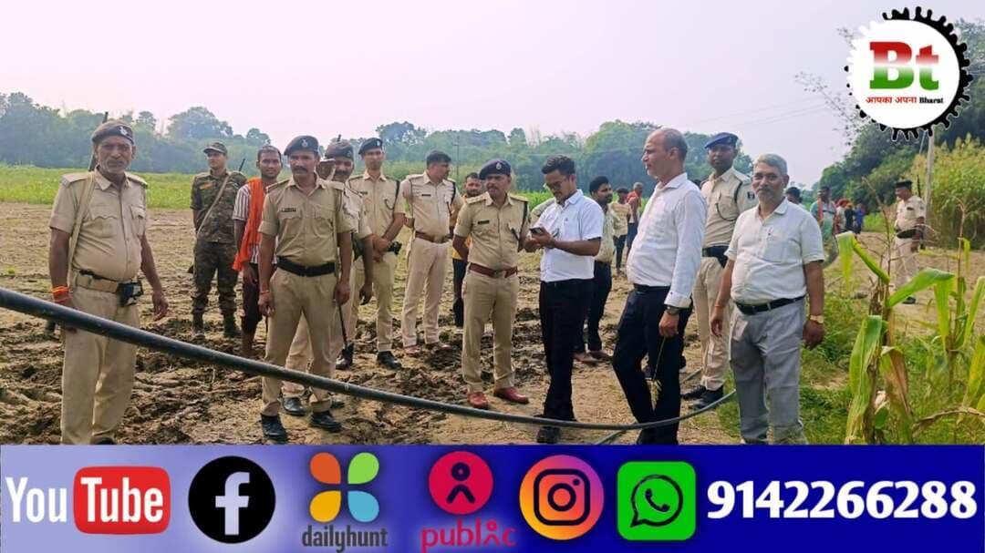 बछवाड़ा प्रखंड क्षेत्र अंतर्गत गोधना पंचायत के मजनूपुर नवादा में पिछले 10 दिनों से वार्ड संख्या 5, 7, 11 और 12 में बिजली ठप है। इससे करीब 3000 लोग प्रभावित हैं। इस पर ग्रामीणों ने बुधवार को सब-डिवीजन ऑफिस बछवाड़ा का घेराव किया।
जिसके बाद गुरुवार को अनुमंडलाधिकारी नीरज कुमार सिन्हा, डीएसपी कृष्ण कुमार और बिजली विभाग के कार्यपालक अभियंता नटवरलाल गुप्ता, सहायक अभियंता संजीव कुमार सहित अन्य अधिकारी, कर्मी और पुलिस बल नवादा गांव पहुंचे और उन्होंने विद्युत आपूर्ति बहाल करने का काम शुरू करवाया।
इसके बाद एसडीओ नीरज कुमार सिन्हा और डीएसपी कृष्ण कुमार संबंधित अधिकारी को दिशा निर्देश देकर उक्त स्थल से चले गए।
हालांकि, कुछ हिस्सों में हाई टेंशन 11000 वोल्ट के कवरिंग तार लगाए गए, पर अन्य जगहों पर बिना कवरिंग के तार खींचे जा रहे थे। जिसका लोगों ने जमकर विरोध किया और बिना के कवरिंग तार नहीं ले जाने पर अरे रहे।
हालांकि, थानाध्यक्ष विकाश कुमार राय सहित अन्य अधिकारी आक्रोशित लोगों को समझाने बुझाने का प्रयास किए। लेकिन ग्रामीण मानने को तैयार नहीं हुए।
वार्ड संख्या 12 के वार्ड सदस्य भुना देवी एवं ग्रामीण वाचन देवी, उषा देवी, प्रभा देवी, सुशीला देवी, सुमित्रा देवी और बिट्टू महतो, प्रमोद महतो, संजय कुमार, आलोक कुमार, संधीर कुमार, अमन कुमार, सौरभ कुमार, भुनेश्वर महतो, नाथों शर्मा समेत अन्य लोगों ने बताया कि बताया कि एलटी 440 के खंभे घरों के पास हैं और उन्हीं पर से हाई टेंशन 11000 तार बिना कवरिंग के खींचे जा रहे हैं, जो खतरनाक है और कोई भी हादसा घटित हो सकता है और अधिकारी कह रहे हैं कि एक महीने के अंदर कवरिंग तार लगाया जाएगा।
आक्रोशित लोगों का आरोप है कि बिजली विभाग के एसडीओ और जेई के बातों पर कोई भरोसा नहीं है, क्योंकि बिजली की समस्या को लेकर कई दफा आवेदन देने के बावजूद कोई संज्ञान नहीं लिया जाता है।
इसलिए जब तक कवर तार नहीं दिया जाएगा, तब तक गांव से होकर हाई टेंशन 11000 तार नहीं गुजरेगा या फिर दूसरा विकल्प है कि बहियार या अन्य रास्तों से होकर तार को ले जाया जाए।
इस संबंध में कार्यपालक अभियंता नटवरलाल गुप्ता ने कहा कि विद्युत आपूर्ति बहाल करने के लिए स्थानीय लोगों से बातचीत की जा रही है, जल्द ही प्रभावित हिस्सों में बिजली दिया जाएगा।
मौके पर बीपीआरओ विश्वनाथ कुमार, आरओ रत्नेश्वर दास, कनीय अभियंता संतोष कुमार, एमओ पंकज कुमार, एसआई गितेंद्र उपाध्याय, सहित बिजली विभाग के कर्मी और तेयाय ओपी, बछवाड़ा एवं तेघड़ा थाना के पुलिस बल मौजूद रहे।