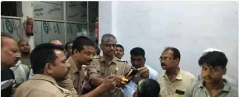 घोरावल: सोनभद्र में नकाबपोशों ने युवक से की मारपीट, फायरिंग की बात पुलिस ने खारिज की