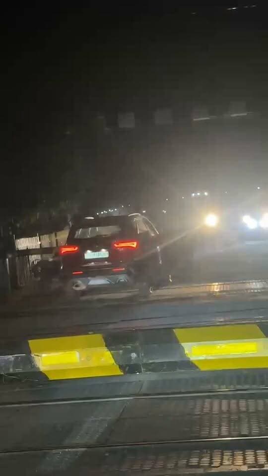 रतलाम में गुरुवार रात एक कार रेलवे फाटक के बीच में फस गई जिस कारण ट्रेन की टक्कर हो गई जिसका वीडियो पीछे खड़ी कर ने बनाया देखिए किस प्रकार यह दुर्घटना हुई