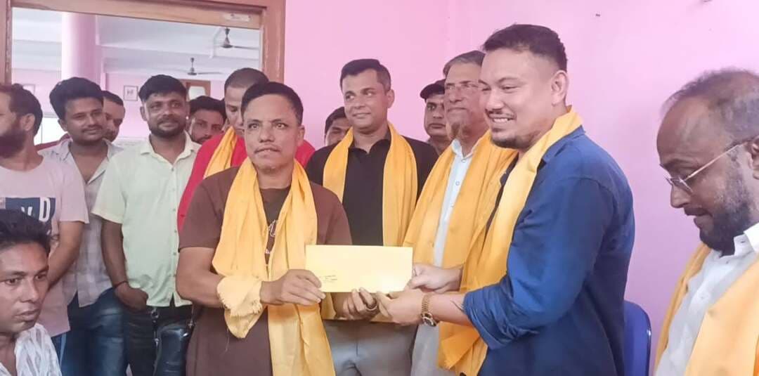 হাইলাকান্দিতে সাংবাদিকদের বিপুল সংবর্ধনা বিধায়ক জুবের আনামের
হাইলাকান্দিতে সাংবাদিকদের প্রতি সম্মান ও স্বীকৃতি জানিয়ে তাঁদের বিপুল সংবর্ধনা প্রদান করলেন বিধায়ক জুবের আনাম। তাঁর এই উদ্যোগে সাংবাদিক মহলে বিশেষ উৎসাহ ও আনন্দের পরিবেশ সৃষ্টি হয়েছে।
#Hailakandi #ZuberAnam #JournalistsFelicitated #Journalism #HailakandiNews #AssamNews #BarakValley #TARANGATV