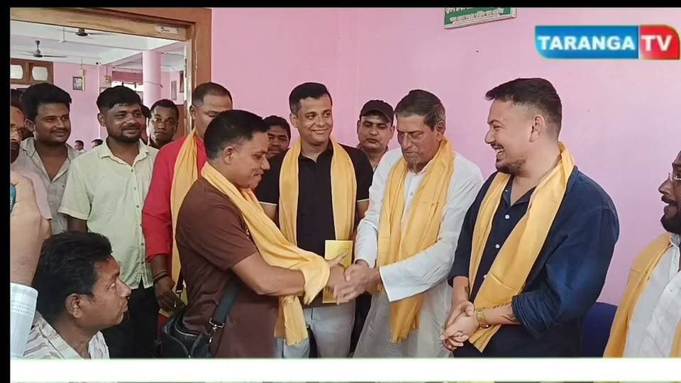হাইলাকান্দিতে সাংবাদিকদের বিপুল সংবর্ধনা বিধায়ক জুবের আনামের
হাইলাকান্দিতে সাংবাদিকদের প্রতি সম্মান ও স্বীকৃতি জানিয়ে তাঁদের বিপুল সংবর্ধনা প্রদান করলেন বিধায়ক জুবের আনাম। তাঁর এই উদ্যোগে সাংবাদিক মহলে বিশেষ উৎসাহ ও আনন্দের পরিবেশ সৃষ্টি হয়েছে।
#Hailakandi #ZuberAnam #JournalistsFelicitated #Journalism #HailakandiNews #AssamNews #BarakValley #TARANGATV