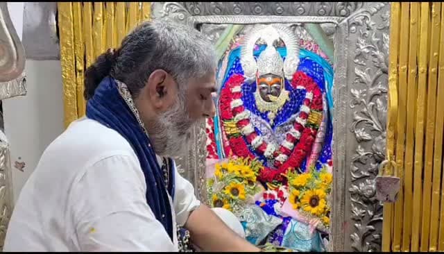 मैहर मां शारदा के दिव्य दर्शन
शारदीय नवरात्रि | षष्ठी (छठा दिन)
आज नवरात्रि के छठे दिन मां शारदा धाम मैहर में माता की आरती और भव्य श्रृंगार पुजारी पवन पाण्डेय (दाऊ सरकार) द्वारा किया गया।