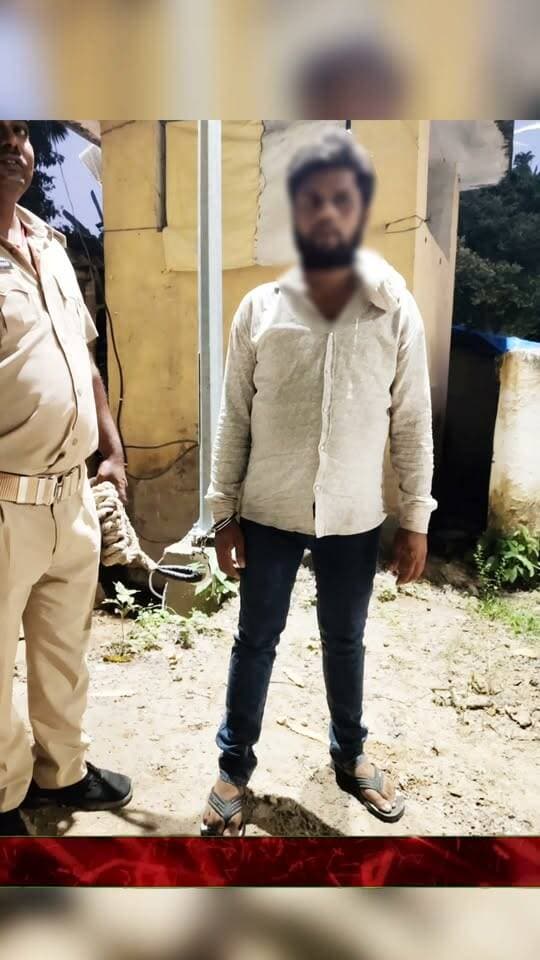 मधेपुरा कॉलेज चौक पर दुकान का ताला तोड़कर चोरी करते शातिर चोर गिरफ्तार; रात्रि गश्ती दल ने रंगे हाथ दबोचा, पान-मसाला और कॉस्मेटिक समेत कई सामान बरामद; मधेपुरा और सहरसा में दर्ज हैं कई मामले।