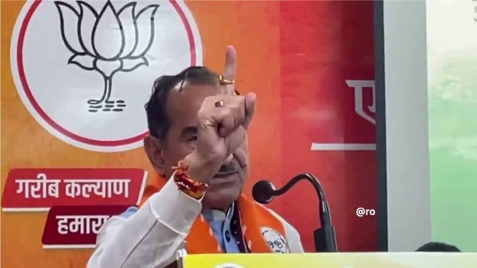 ये राजस्थान BJP अध्यक्ष मदन राठौर हैं. इनका पाकिस्तान प्रेम छलका है.
राठौर साहब ने कहा है कि 👇
अगर अमेरिका और पाकिस्तान में युद्ध हुआ तो हम पाकिस्तान का साथ देंगे, क्योंकि पाकिस्तान हमारा पड़ोसी है.
अब बीजेपी वाले इसे AI वीडियो कह झुठलायेंगे.