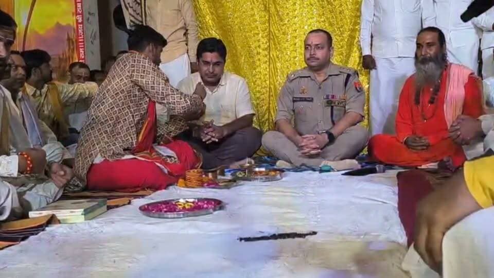 संभल में जय माँ कैला देवी धाम में भव्य श्रीरामलीला मंचन का शुभारंभ डीएम एसपी पहुंचे
जय माँ कैला देवी धाम, सम्भल में आज जिलाधिकारी अंकित खण्डेलवाल एवं पुलिस अधीक्षक विकास चन्द्र त्रिपाठी की गरिमामयी उपस्थिति में भव्य श्रीरामलीला मंचन का शुभारंभ किया गया।
