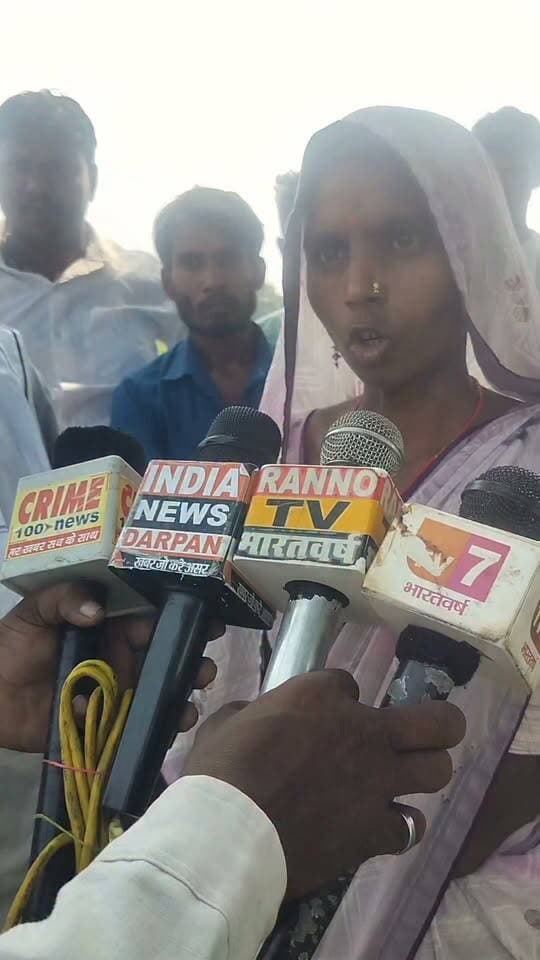 **एक पीढ़ी गुजर गई, दूसरी भी सड़क की राह देख रही, ग्रामीणों ने दी वोट बहिष्कार की चेतावनी**
**प्रयागराज यमुनानगर | कौंधियारा से खबर।**
कौंधियारा। ग्राम सभा नौगवां सलैया की पटेल बस्ती में करीब एक किलोमीटर सड़क का निर्माण न होने से ग्रामीणों में नाराजगी है। ग्रामीणों का आरोप है कि वर्षों से सड़क की मांग की जा रही है, लेकिन समस्या का समाधान नहीं हुआ। बरसात में कीचड़ और खराब रास्ते से लोगों को आवागमन में परेशानी होती है। ग्रामीणों ने सांसद, विधायक और संबंधित अधिकारियों से सड़क निर्माण की मांग करते हुए चेतावनी दी कि मांग पूरी नहीं हुई तो आगामी चुनाव में **“सड़क नहीं तो वोट नहीं”** के तहत मतदान बहिष्कार पर विचार करेंगे। इस दौरान 95 वर्षीय गोमती प्रसाद पटेल, विजय कुमार पटेल, राजेंद्र प्रसाद, नंदलाल पटेल, अशर्फीलाल, लक्ष्मण प्रसाद, अर्जुन प्रसाद, महीमा पटेल, पूजा पटेल, कोमल पटेल, सुशीला देवी और मंजू देवी सहित कई ग्रामीणों ने आवाज उठाई।