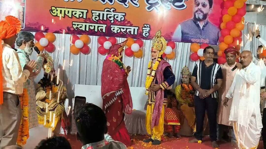 गाजे-बाजे, आतिशबाजी के साथ निकली श्रीराम बारात, जनकपुरी बना माता मंदिर
रथ में विराजे रामजी, डांडिया करते निकले समिति के सदस्य; पुष्पवर्षा से हुआ बरात का स्वागत
रंगीन आतिशबाजी… धूमधाम से हुआ श्रीराम-सीता विवाहोत्सव
राम कलेवा के मंचन ने मोहा मन
बैतूल
गंज में गुरुवार को 69वें रामलीला व दशहरा उत्सव के तहत प्रभु श्रीराम और माता सीता के विवाहोत्सव की धूम रही। श्री कृष्ण पंजाब सेवा समिति, बैतूल द्वारा आयोजित महोत्सव की छठवीं शाम भव्य श्रीराम बारात निकाली गई। रथ में विराजे प्रभु श्रीराम, डांडिया करते समिति के सदस्य, ढोल-नगाड़ों की गूंज और रंगीन आतिशबाजी ने शोभायात्रा को आकर्षक बना दिया। श्रद्धालुओं ने जगह-जगह पुष्पवर्षा कर बारात का स्वागत किया। पूरा बैतूल गंज भक्तिमय माहौल में जनकपुरी जैसा नजर आया।
15 अक्टूबर, गुरुवार को रात 8 बजे श्री कृष्ण मंदिर से श्रीराम बरात का शुभारंभ हुआ। गाजे-बाजे, ढोल-नगाड़ों और मनमोहक झांकियों के साथ निकली शोभायात्रा में श्री कृष्ण पंजाब सेवा समिति के सदस्य डांडिया करते हुए शामिल हुए। सजे-धजे रथ में प्रभु श्रीराम विराजमान रहे। रंगीन आतिशबाजी और श्रद्धालुओं की पुष्पवर्षा के बीच बरात नगर के प्रमुख मार्गों से होते हुए माता मंदिर, पेट्रोल पंप, बैतूल गंज पहुंची। शोभायात्रा को देखने के लिए बड़ी संख्या में लोग उमड़े और पूरे मार्ग पर उत्सव का माहौल बना रहा।
माता मंदिर पहुंचने पर वैदिक मंत्रोच्चार और धार्मिक रीति-रिवाजों के साथ प्रभु श्रीराम और माता सीता का विवाह संपन्न कराया गया। इसके बाद रात 9 बजे रामलीला मैदान के मंच पर रीवा के प्रसिद्ध श्री गणेश रामलीला मंडल, मऊगंज के कलाकारों ने श्रीराम विवाह जुलूस और राम कलेवा के प्रसंगों का सजीव मंचन किया। जनकपुर की नारियों के परिहास, समधी-मिलन और राम कलेवा के दृश्यों को कलाकारों ने प्रभावशाली भाव-भंगिमाओं के साथ प्रस्तुत कर दर्शकों को मंत्रमुग्ध कर दिया।
श्री कृष्ण पंजाब सेवा समिति, बैतूल द्वारा आयोजित 12 दिवसीय रामलीला व दशहरा उत्सव 69 वर्षों से चली आ रही धार्मिक परंपरा का हिस्सा है। आयोजन में पंजाब युवा सेवा समिति और श्री कृष्ण पंजाबी महिला कीर्तन मंडल, बैतूल का संयुक्त सहयोग मिल रहा है। श्रद्धालुओं की सुविधा को ध्यान में रखते हुए रामलीला मैदान में महिलाओं के बैठने के लिए अलग व्यवस्था की गई है।
- आज होगा राम वनवास प्रसंग का मंचन
महोत्सव के सातवें दिन 16 अक्टूबर, शुक्रवार को रात 9 बजे रामलीला मैदान में दशरथ प्रतिज्ञा, कैकई संवाद, राम वनवास और केवट संवाद के प्रसंगों का सजीव मंचन किया जाएगा।