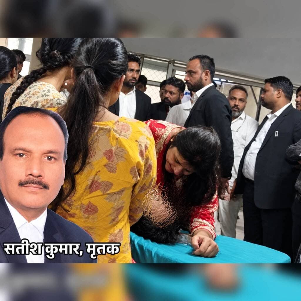 वकील की गोली मारकर हत्या:पत्नी बोली- पुलिस के सामने मारा, मौत के बदले मौत चाहिए;
⚠️ जमीन विवाद के दौरान पेट में मारी गोली, CCTV में मुंह बांधे हमलावर कैद; भाजपा नेता समेत 4 नामजद, कुछ आरोपी हिरासत में
प्रयागराज में 52 वर्षीय अधिवक्ता सतीश चंद्र श्रीवास्तव की गोली मारकर हत्या कर दी गई। घटना के बाद परिवार और साथी वकीलों ने कार्रवाई की मांग को लेकर करीब चार घंटे तक हंगामा किया। पत्नी वर्षा श्रीवास्तव ने आरोप लगाया कि उनके पति को पुलिस के सामने गोली मारी गई। उन्होंने आरोपियों के एनकाउंटर की मांग करते हुए कहा, “मुझे खून का बदला खून और मौत का बदला मौत चाहिए।”
घटना कर्नलगंज थाना क्षेत्र के सलोरी इलाके में गुरुवार दोपहर करीब 12 बजे की बताई गई है। पुलिस के मुताबिक, विवादित संपत्ति को लेकर दो पक्षों के बीच झगड़ा हुआ था। इसी दौरान फायरिंग में सतीश श्रीवास्तव के पेट में गोली लगी। उन्हें पहले राज नर्सिंग होम और फिर स्वरूप रानी नेहरू (SRN) अस्पताल ले जाया गया, जहां डॉक्टरों ने मृत घोषित कर दिया।
📍 जमीन पर कब्जे को लेकर चल रहा था विवाद
मृतक की पत्नी वर्षा के मुताबिक, देवेंद्रनाथ मिश्रा पिछले करीब एक साल से उनकी जमीन पर कब्जा करने की कोशिश कर रहे थे। उन्होंने दावा किया कि इस संबंध में मुख्यमंत्री योगी आदित्यनाथ, पुलिस अधिकारियों और अन्य संबंधित अधिकारियों को शिकायतें दी गई थीं।
वर्षा का आरोप है कि गुरुवार को उन्हें फोन पर सूचना मिली कि देवेंद्रनाथ मिश्रा कई लोगों के साथ उनके सलोरी स्थित मकान में घुसकर तोड़फोड़ कर रहे हैं। परिवार के लोग मौके पर पहुंचे तो दोनों पक्षों के बीच विवाद बढ़ गया।
परिजनों के मुताबिक, इस दौरान धक्का-मुक्की और मारपीट हुई। पत्नी ने आरोप लगाया कि अमरेंद्रनाथ मिश्रा ने रिवॉल्वर निकालकर उनके पति के पेट में गोली मार दी। इन आरोपों की जांच पुलिस कर रही है।
🎥 CCTV में मुंह ढके नजर आए हमलावर
घटना के बाद सामने आए CCTV फुटेज में कुछ लोग मुंह पर मास्क लगाए और कुछ गमछे से चेहरा ढके जाते दिखाई दे रहे हैं। फुटेज में कुछ लोगों के काले कोट पहने होने की बात भी सामने आई है। पुलिस आसपास के कैमरों की फुटेज खंगाल रही है, ताकि घटना में शामिल लोगों की पहचान की जा सके।
🚔 भाजपा नेता समेत चार लोग नामजद
पत्नी वर्षा श्रीवास्तव की तहरीर पर कर्नलगंज थाने में एफआईआर दर्ज की गई है। इसमें भाजपा नेता देवेंद्रनाथ मिश्रा उर्फ झून्ने, उनके बेटे अमरेंद्रनाथ मिश्रा और निपेंद्रनाथ मिश्रा तथा उनकी पत्नी शैल मिश्रा को नामजद किया गया है। शिकायत में 8 से 10 अज्ञात लोगों का भी उल्लेख है।
पुलिस के अनुसार, देवेंद्रनाथ मिश्रा अपर शासकीय अधिवक्ता (AGA) हैं। विवाद नजूल संपत्ति को लेकर चल रहा था। पुलिस ने बताया कि घटना में शामिल कुछ लोगों को हिरासत में लेकर पूछताछ की जा रही है।
⚖️ चार घंटे तक शव लेकर कार्रवाई की मांग
हत्या की खबर मिलने के बाद परिजन और साथी अधिवक्ता अस्पताल पहुंचे। वे शव लेकर बाहर आए और आरोपियों के खिलाफ सख्त कार्रवाई की मांग करने लगे। इस दौरान पुलिस अधिकारियों और परिजनों के बीच कहासुनी भी हुई।
मृतक की बेटी वैशाली ने पुलिस अधिकारियों से शिकायतों पर पहले कार्रवाई न किए जाने का आरोप लगाया। बाद में डीसीपी सिटी सागर जैन के आश्वासन के बाद परिजन शांत हुए और शव को पोस्टमॉर्टम के लिए भेजा गया।