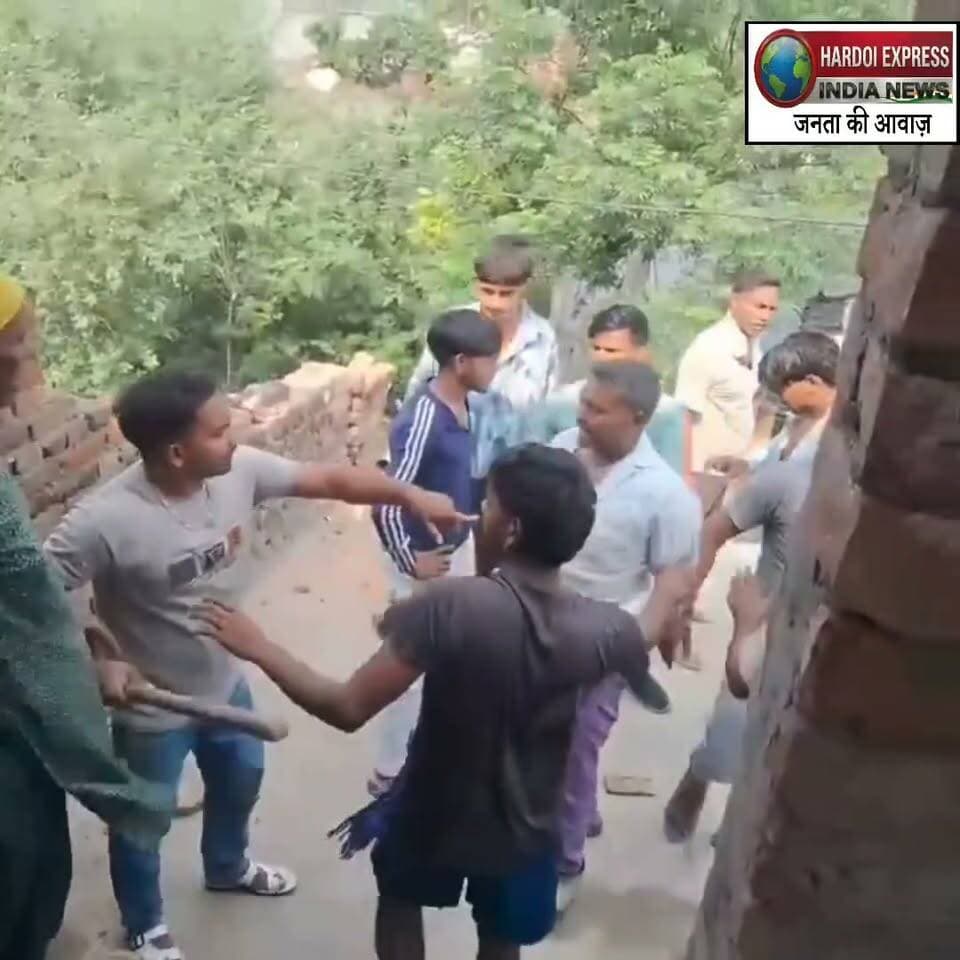 मेरठ: रसलपुर औरंगाबाद गांव में दो पक्षों के बीच खूनी संघर्ष, गर्भवती बहू के पेट में लात मारने और युवक को छत से फेंकने का गंभीर आरोप
उत्तर प्रदेश के मेरठ जिले के रसलपुर औरंगाबाद गांव से एक दिल दहला देने वाली घटना सामने आई है, जहाँ दो पक्षों के बीच हुई हिंसक झडप का वीडियो सोशल मीडिया पर तेजी से वायरल हो रहा है।
पीड़ित पक्ष द्वारा लगाए गए गंभीर आरोपों के मुताबिक, कुछ हमलावरों ने घर में घुसकर जमकर तांडव मचाया और परिवार के लोगों तथा महिलाओं के साथ बेरहमी से मारपीट की। हद तो तब पार हो गई जब हमलावरों पर गर्भवती बहू के पेट में लात मारने और एक युवक को छत से नीचे फेंकने का गंभीर आरोप लगाया गया। इस सनसनीखेज और अमानवीय घटना का वीडियो सामने आने के बाद से पूरे क्षेत्र में हड़कंप मच गया है तथा स्थानीय लोगों में भारी आक्रोश व्याप्त है।