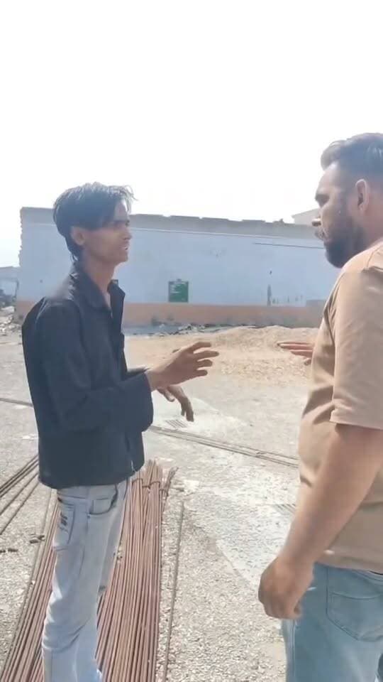 फैक्ट्री मालिक और मैनेजर पर लेबर को बंधक बनाकर बेरहमी से पीटने का आरोप, मारपीट का वीडियो सोशल मीडिया पर वायरल
एक फैक्ट्री परिसर से मानवता को शर्मसार कर देने वाला मामला सामने आया है, जहाँ फैक्ट्री मालिक और मैनेजर द्वारा एक लेबर (श्रमिक) को बंधक बनाकर बेरहमी से पीटने का मामला सामने आया है। आरोप है कि लेबर की पिटाई कर उसकी हालत खराब कर दी गई।
वायरल हो रहे वीडियो में साफ देखा जा सकता है कि कैसे कानून को अपने हाथ में लेते हुए श्रमिक के साथ बदसलूकी और मारपीट की जा रही है। इस अमानवीय घटना का वीडियो सोशल मीडिया पर तेजी से वायरल हो रहा है, जिसके बाद इंटरनेट पर लोग यह सवाल उठा रहे हैं कि क्या इस तरह कानून हाथ में लेना सही है? इस घटना के बाद से क्षेत्र में तरह-तरह की चर्चाएं और रोष व्याप्त है।