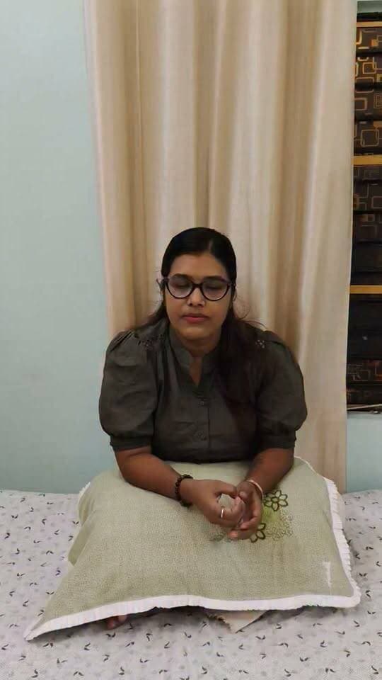 🌺 শুভ ষষ্ঠী! দুর্গাপুজোয় আনন্দ করুন, সুস্থ থাকুন।
দুর্গাপুজো মানেই ঠাকুর দেখা, আড্ডা, নতুন পোশাক আর জমিয়ে খাওয়াদাওয়া। কিন্তু এই আনন্দের মাঝে নিজেদের স্বাস্থ্যের যত্ন নেওয়াও জরুরি।
এই ভিডিওতে পুষ্টিবিদ চন্দ্রিমা দে জানাচ্ছেন—
✅ পুজোর সময় খাবারের রুটিন কীভাবে বজায় রাখবেন
✅ পর্যাপ্ত জল পান কেন গুরুত্বপূর্ণ
✅ ঘুম ও বিশ্রামের প্রয়োজনীয়তা
✅ পুজোয় খাবার উপভোগ করেও কীভাবে ভারসাম্য বজায় রাখবেন
মনে রাখবেন, সুস্থ শরীরেই পুজোর আনন্দ হয় আরও সুন্দর।
ভিডিওটি ভালো লাগলে শেয়ার করুন এবং কমেন্টে জানান, ষষ্ঠীতে কোথায় ঠাকুর দেখতে যাচ্ছেন!
পুষ্টিবিদ চন্দ্রিমা দে
U&URS NUTRITIONIST
#শুভষষ্ঠী #দুর্গাপুজো২০২৬ #পুষ্টিবিদচন্দ্রিমাদে #HealthyPuja #DurgaPujaSpecial #NutritionTips #HealthyLifestyle #BengaliNutritionist #UAndURNutritionist