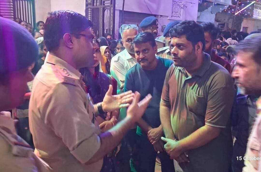 पिछोर में दुर्गा उत्सव को लेकर प्रशासन सख्त, रात 10 बजे बाद DJ - लाउडस्पीकर पर प्रतिबंध
शिवपुरी- पिछोर में आगामी दुर्गा उत्सव को देखते हुए प्रशासन ने कमर कस ली है। आज एसडीओपी प्रमोद शाक्य, एसडीएम ममता शाक्य एवं थाना प्रभारी नीतू सिंह ने संयुक्त रूप से कस्बे का भ्रमण किया।
अधिकारियों ने सभी दुर्गा पंडालों एवं झांकियों पर पहुंचकर समिति के सदस्यों को निर्देशित किया कि रात्रि 10 बजे के बाद लाउडस्पीकर व डीजे का उपयोग पूरी तरह प्रतिबंधित रहेगा। साथ ही प्रतिमा विसर्जन के दौरान भी डीजे बजाने पर रोक रहेगी।
प्रशासन ने सभी आयोजकों से गरबा व अन्य कार्यक्रम शांतिपूर्वक मनाने की अपील की है।
SP Shivpuri
Collector Shivpuri
DSP Pramod Shakya