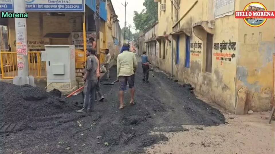 अगर सीएम का दौरा हो तो कुछ घंटों में भी सड़क बनाई जा सकती है, फिर भले ही वह चादर जैसी पतली क्यों न हो👇
यह निर्माण कार्य ओवरब्रिज चौराहा से उत्कृष्ट विद्यालय की ओर जाने वाले रास्ते पर चल रहा है, क्योंकि मुख्यमंत्री डॉ. मोहन यादव आज स्कूल का निरीक्षण करने आएंगे।