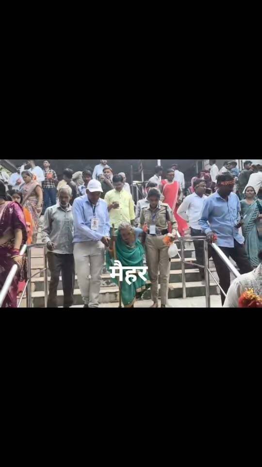 मां शारदा मंदिर में पुलिस के जवान और नायब तहसीलदार ललित धार्वे ने दिव्यांग श्रद्धालुओं को दर्शन कराने में मदद कर रहे हैं। वर्दी के साथ सेवा और संवेदनशीलता का यह रूप श्रद्धालुओं के लिए बड़ी राहत है।