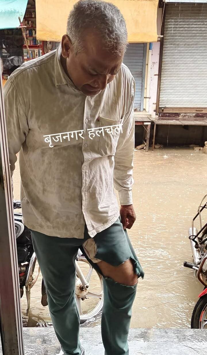 #सांड_का_हमला___
#बृजनगर________
__सांड ने 64 वर्षीय व्यक्ति पर अचानक किया हमला
__स्थानीय लोगों की सूझबूझ से बाल बाल बचा व्यक्ति
__घायल महेश मैथिल सुबह जा रहा था अपनी दुकान
__सड़क पर कचरा फेंकने से निराश्रित सांड गोवंश होते। रहते है एकत्रित
__कस्बे के ओमशांति भवन के समाने तिराहे की है घटना
__कस्बेवासियों को आखिर इन साड़ों के हमले से कब मिलेगी राहत___?
__कस्बे में स्थित गोशाला की मांग को लेकर कल ही गोरक्षकों ने दिया चेयरमैन भानसिंह सोनी को ज्ञापन