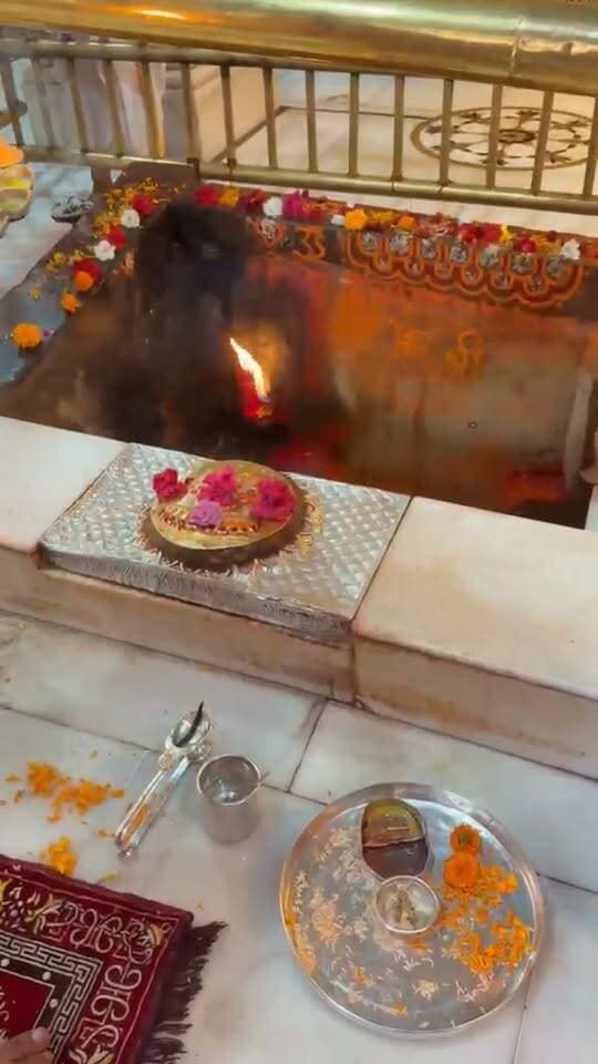 🙏 नवरात्र के छठे दिन मां ज्वालामुखी के गर्भगृह से दिव्य आरती के दर्शन 🔱
मां ज्वालामुखी के पावन दरबार में नवरात्र के छठे दिन पुजारी कपिल शर्मा द्वारा गर्भगृह में की गई आरती के दिव्य दर्शन करें। मां के जयकारों और भक्तिमय वातावरण से सराबोर इस पावन पल में मां ज्वाला का आशीर्वाद प्राप्त करें। 🙏🚩
जय माता दी! 🔱 जय मां ज्वालामुखी!
📍 श्री ज्वालामुखी मंदिर, हिमाचल प्रदेश
📹 कांगड़ा लाइव | Kangra Live
#मांज्वालामुखी #ज्वालामुखीमंदिर #नवरात्र #आरतीदर्शन #पुजारीकपिलशर्मा #Jawalamukhi #Navratri #KangraLive